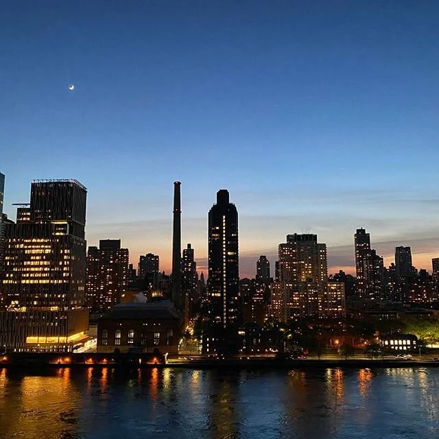 like the 🌙 and the ✨ in the sky. #latergram #nyc #twilight