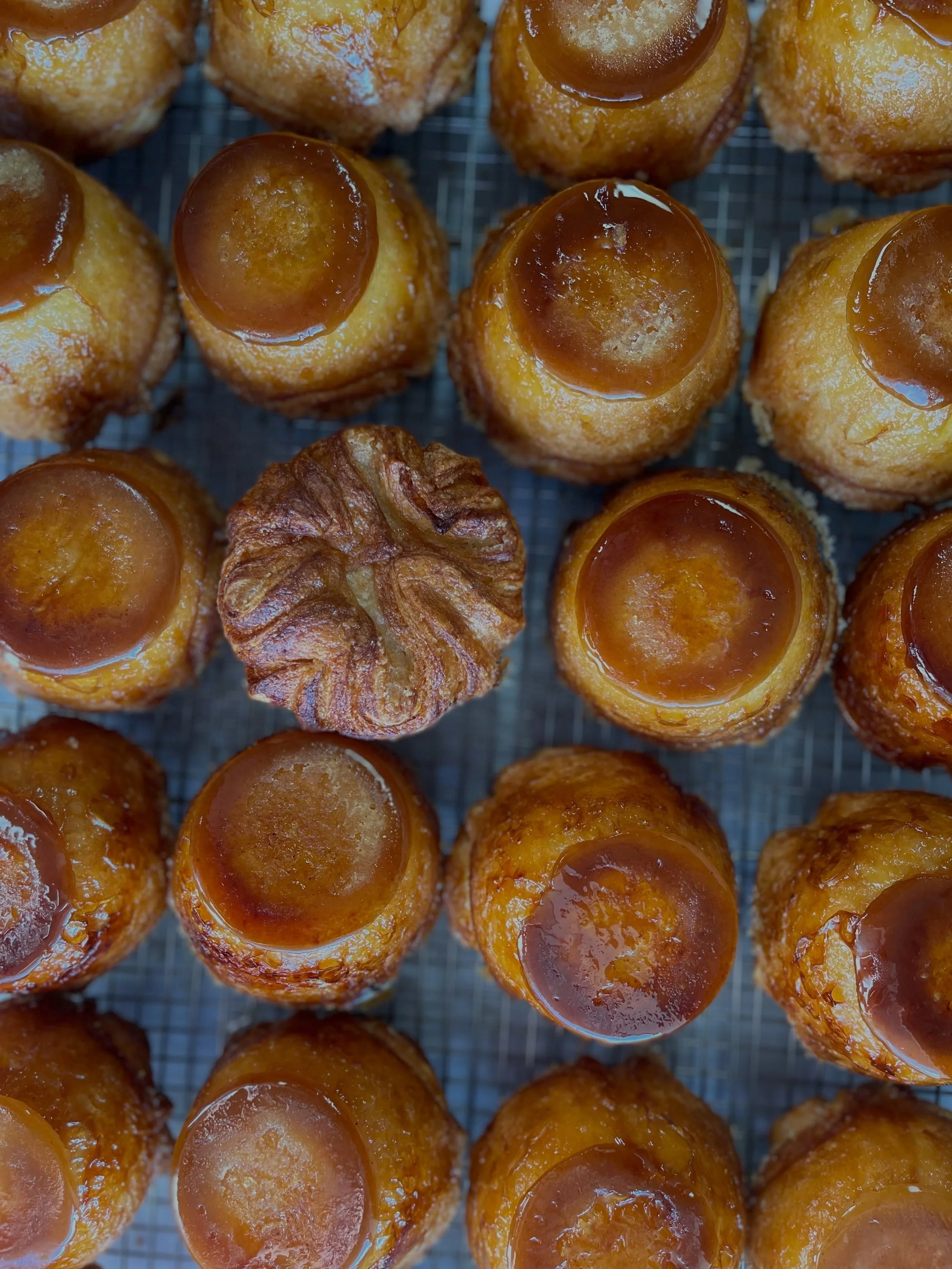 Here&rsquo;s our menu for this weekend :
- brioche donut  kalamansi 
-hummingbird cake- slice
- fig walnut scones
-roasted tomatoes cheddar quiche- slice
-key lime pies- slice
-chocolate financiers 
Everything made in house from scratch. for you🫶

S