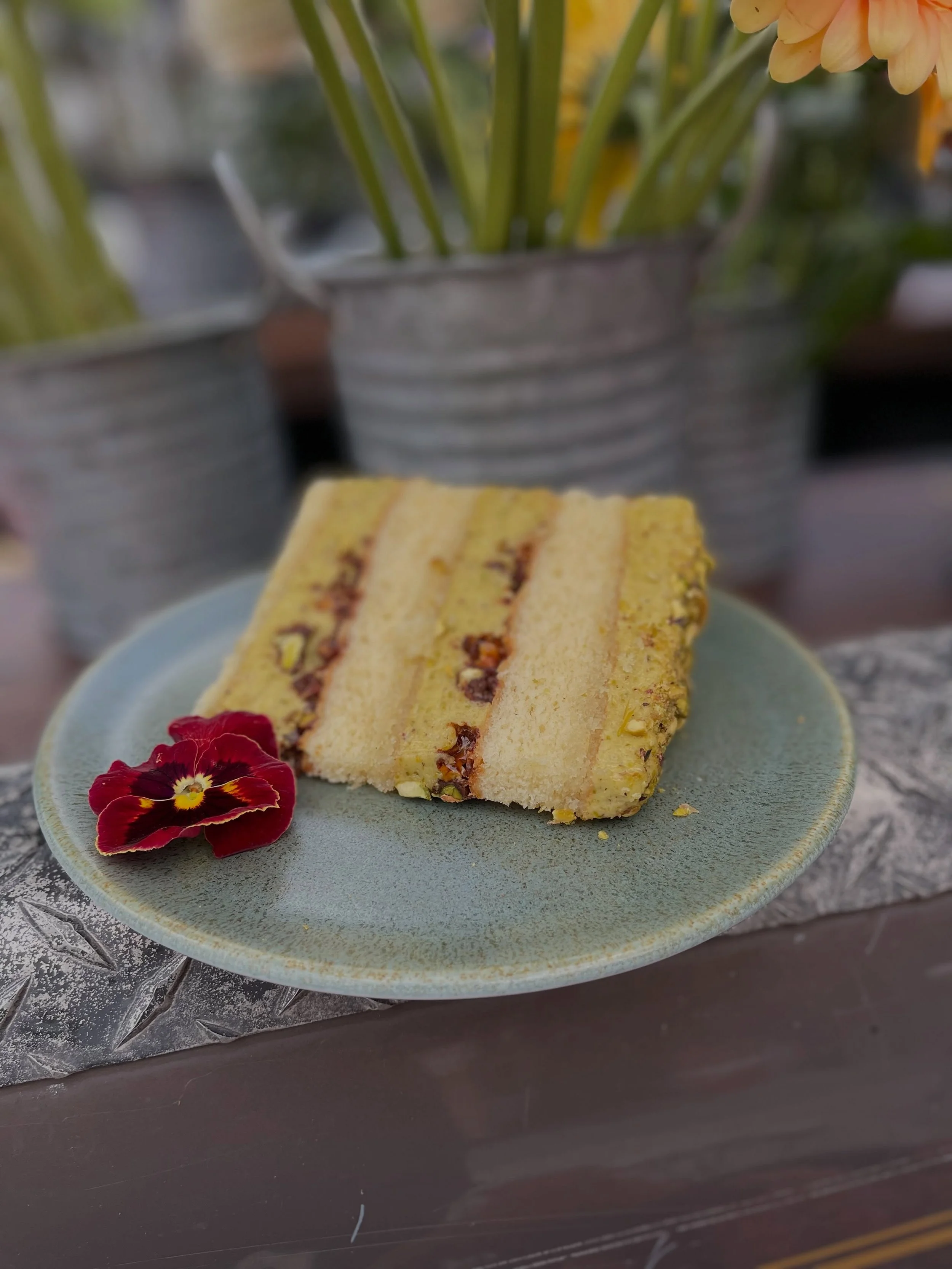 Here&rsquo;s our menu for this weekend :
- brioche donut 
-brown butter cake with pistachio frosting  and chocolate enrobed honeycomb bits cake- slice
- pancetta fig rosemary scones 🥓
-herbs cheddar quiche- slice
-apple frangipane tarts- slice
-choc