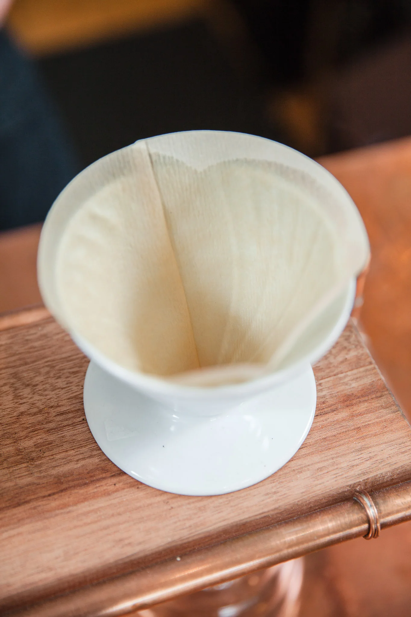 1. Wet the filter with hot water and place in the pourover cone.
