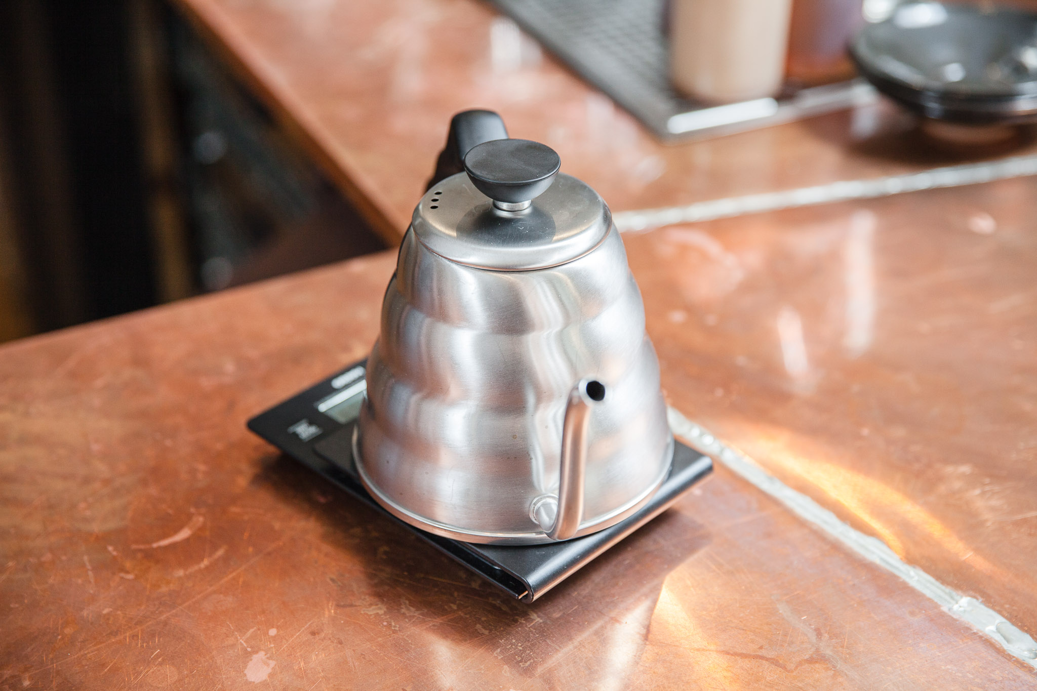 3. Measure 340g hot water into kettle.