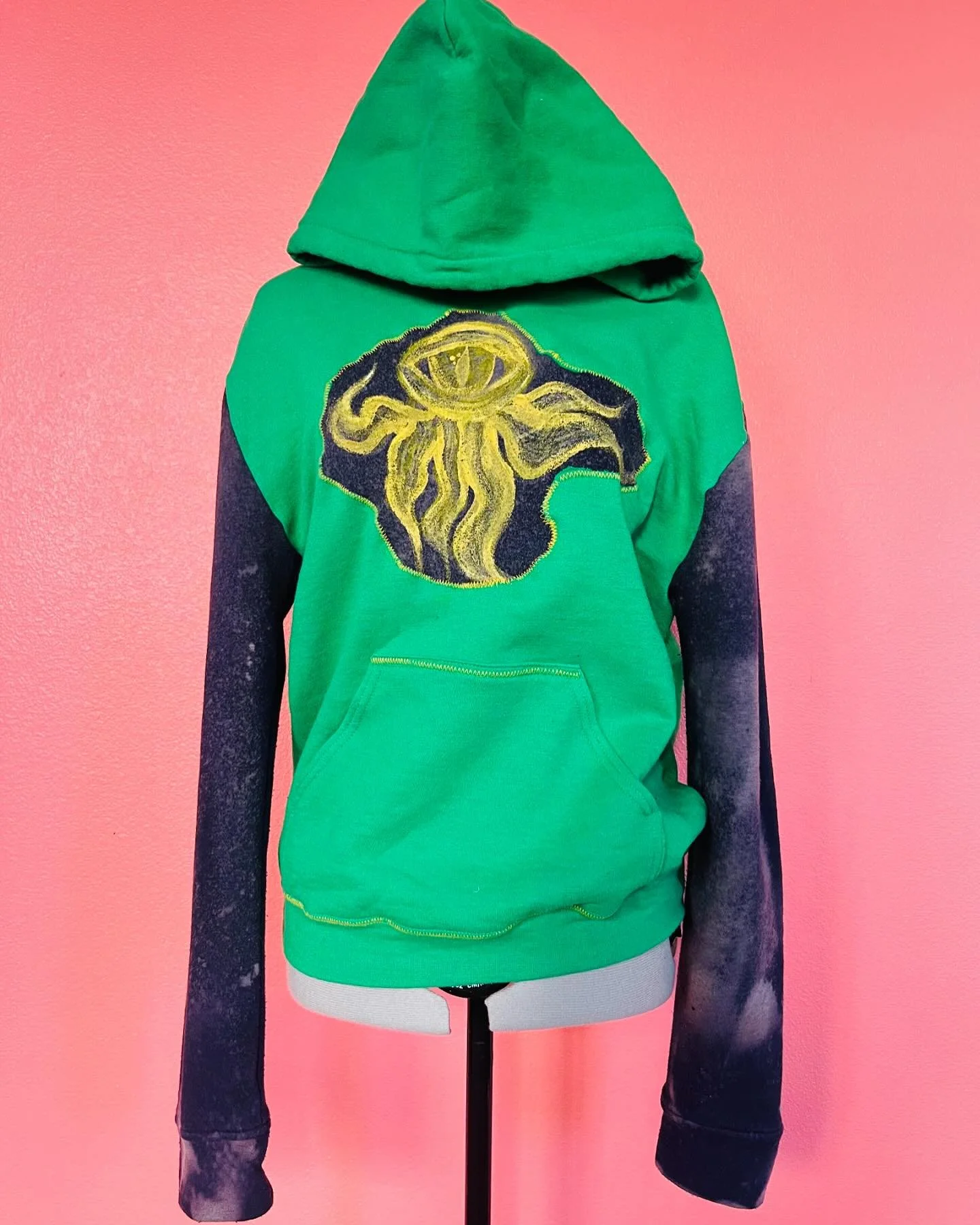 Krankin Me Up
Size- small

$80
+ $10 shipping

#mendedexes #upcycledfashion #fashion #upcycled #upcycledclothing #boutiqueclothes
#murrieta #murrietasmallbusiness #temecula #temeculasmallbusiness #styleinspiration #style #handmade #thrifting #thrift 