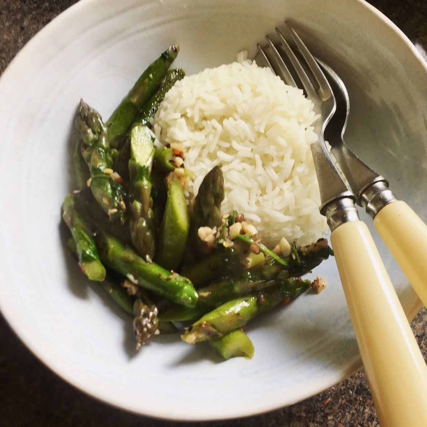 Peppery garlic asparagus stir fry