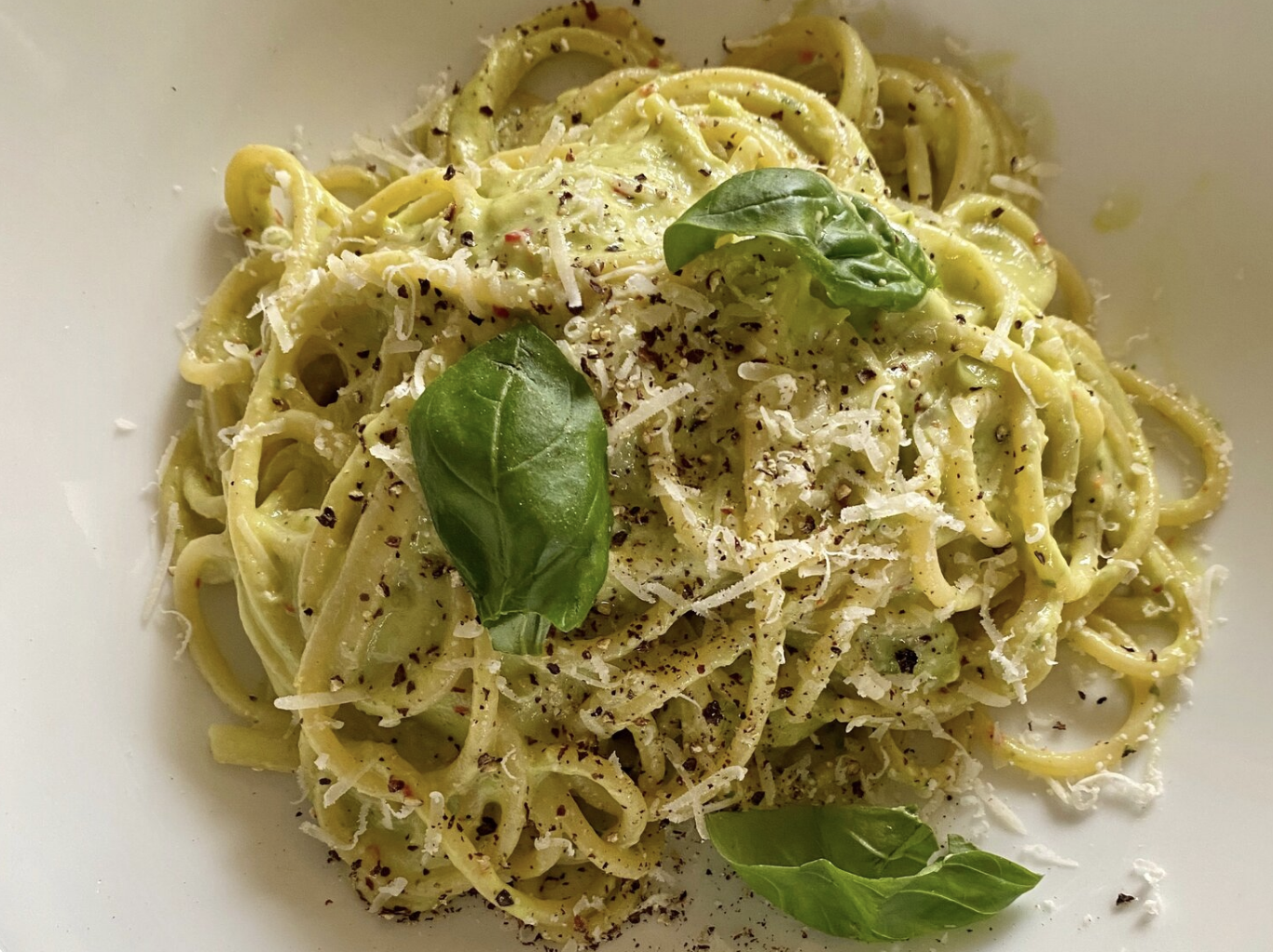 Spaghetti with creamy avocado sauce