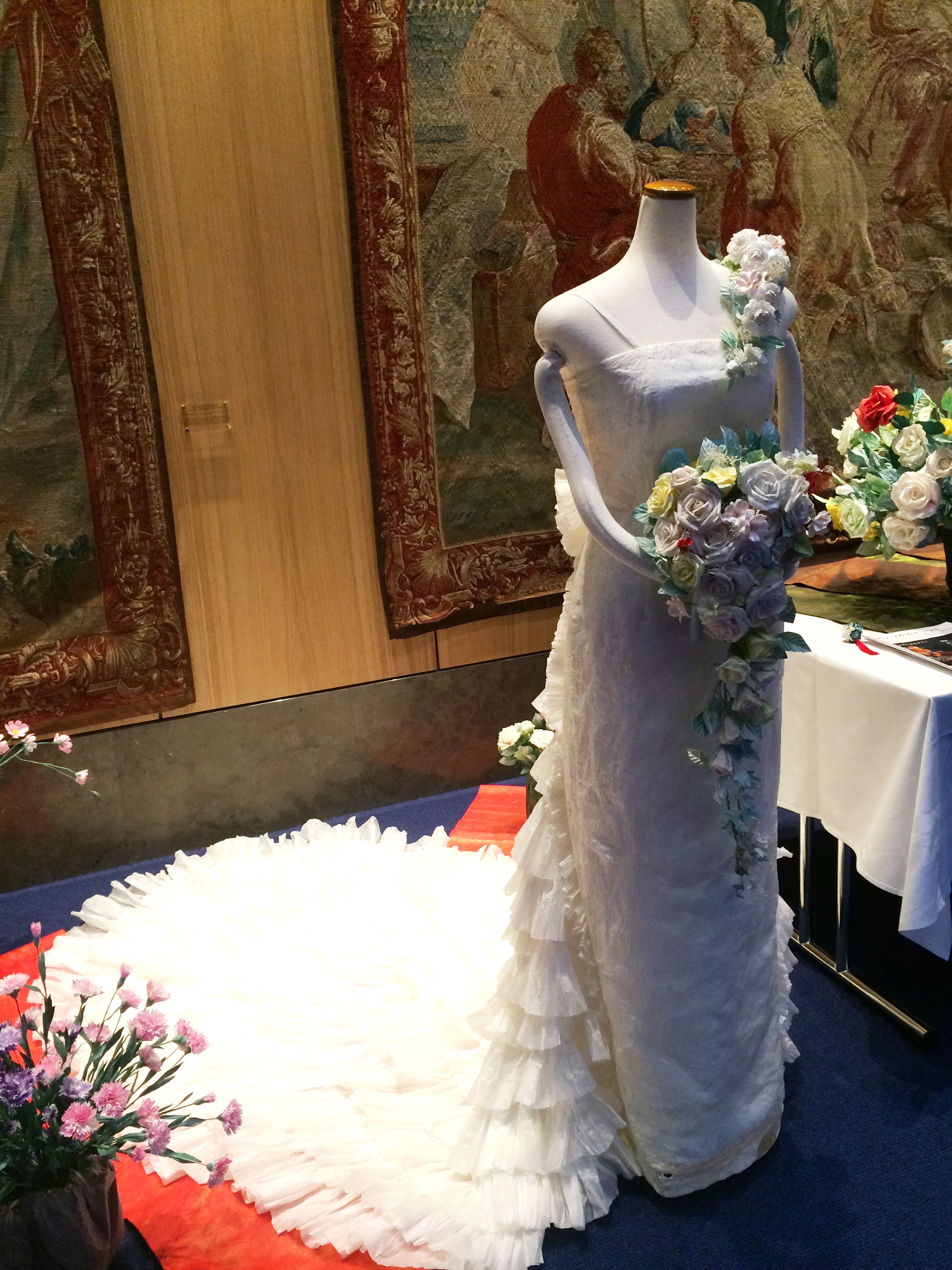 8.Nov 2015 : Ein Hochzeitskleid aus Japanpapier