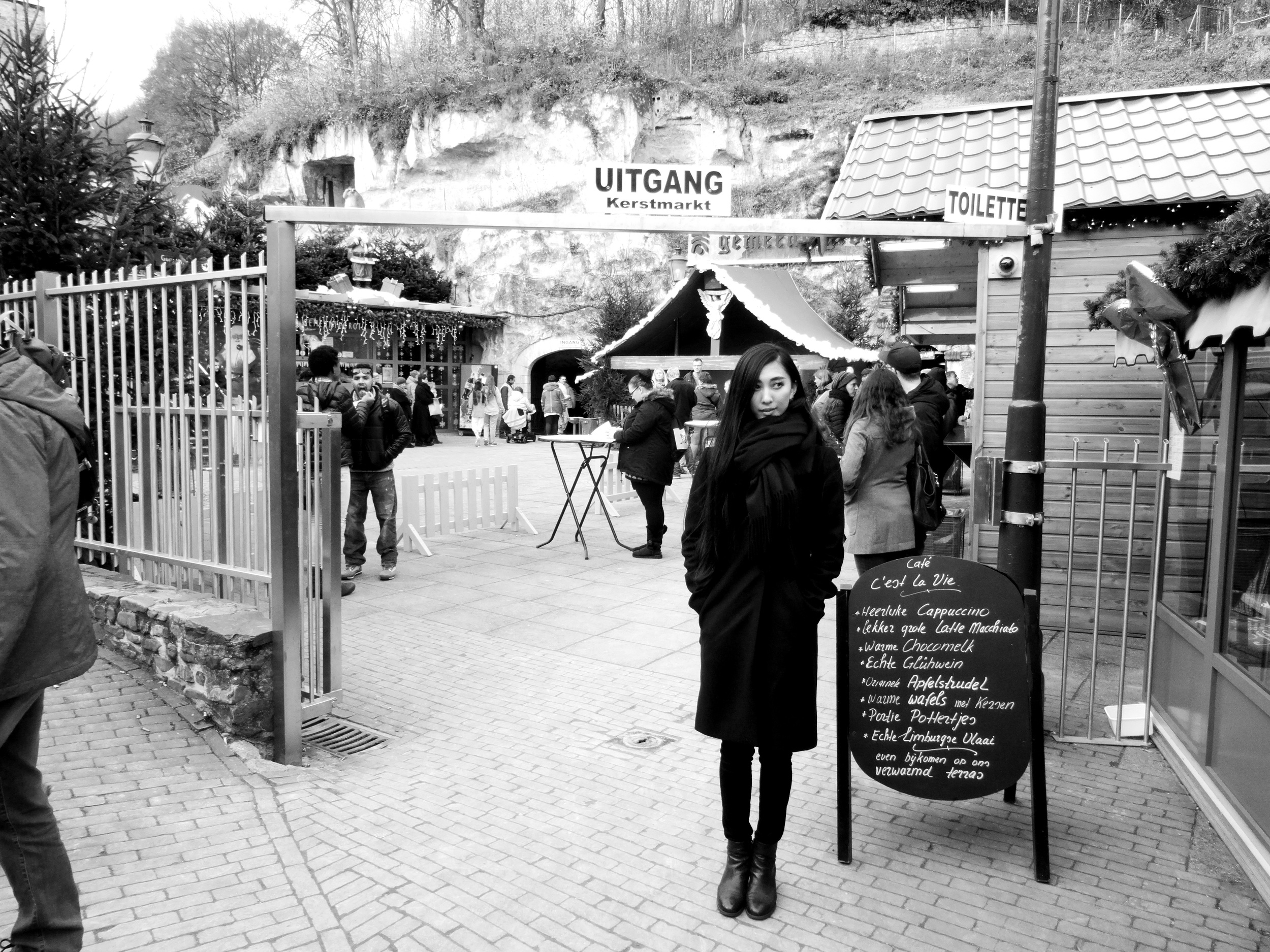 14.Nov.2015 : Vor dem Eingang der Höhle - dort drinnen war der Weihnachtsmarkt!