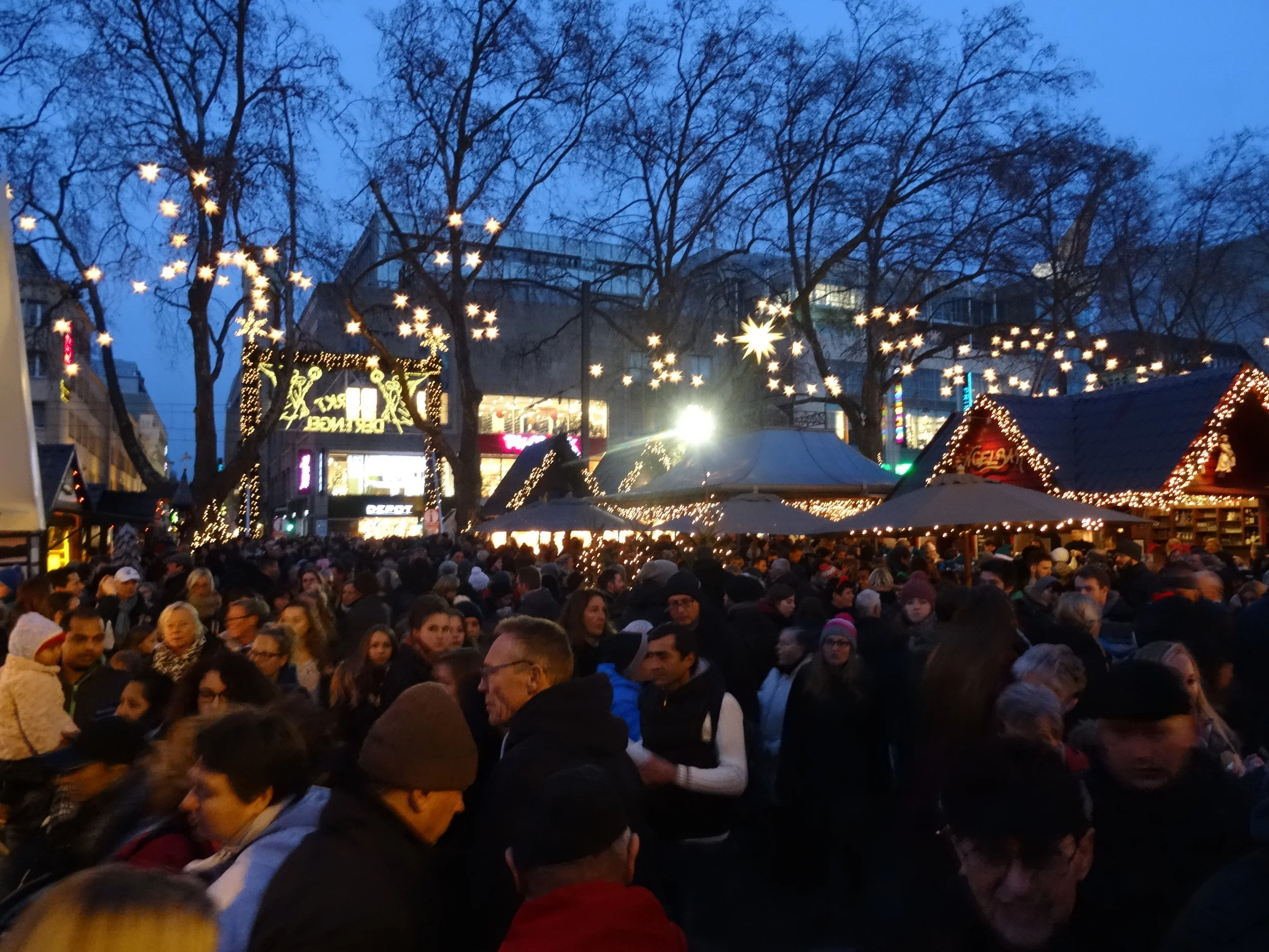 28.Nov.2015 : Viele Leute auf Weihnachtsmarkt