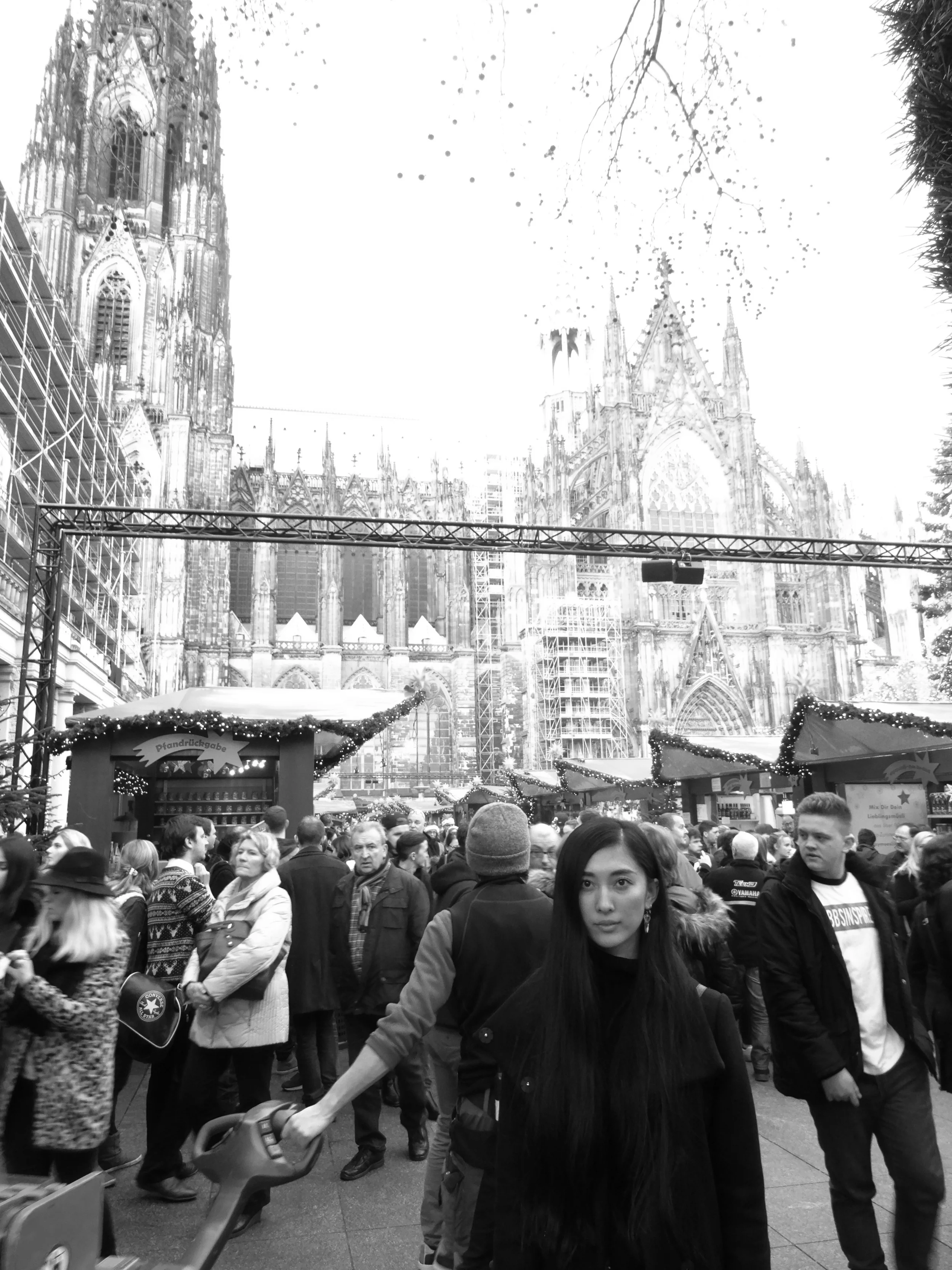 19.Dez.2015 : Vor dem Eingang vom Dom Weihnachtsmarkt