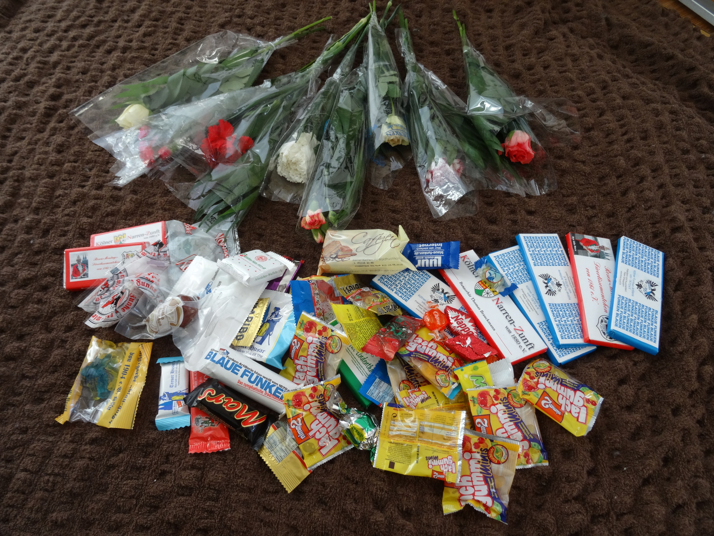 08.Feb.2016 ich habe viele Süßigkeiten und Blumen bekommen
