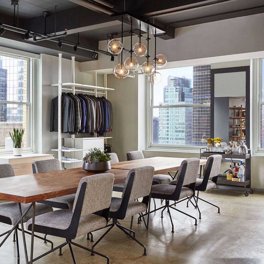 Remember when we used to have meetings in person? A shot of our Times SQ. Project. #interiordesign #design #office #officespace #workspace #officefurniture #interior #construction #officefitout⁠
.⁠
.⁠
.⁠
 #mensfashion #fashion #style #barcartstyling 