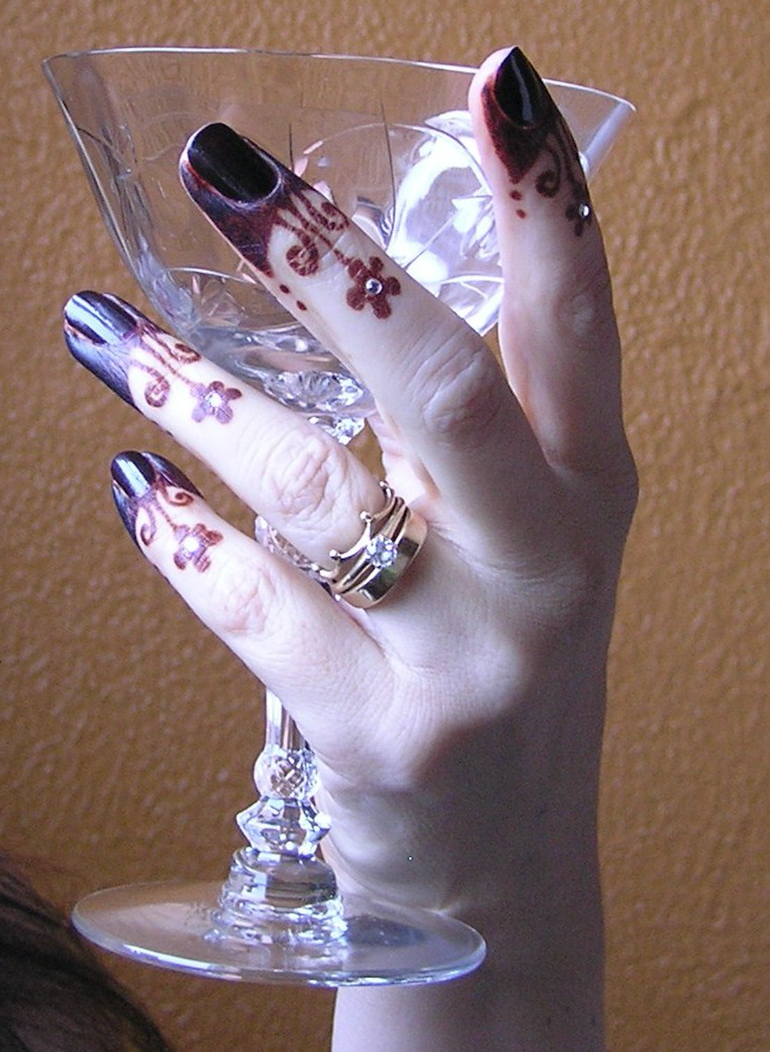This simple but striking design shows off a beautiful dark burgundy henna on these finger tips. Henna by Deborah Brommer.