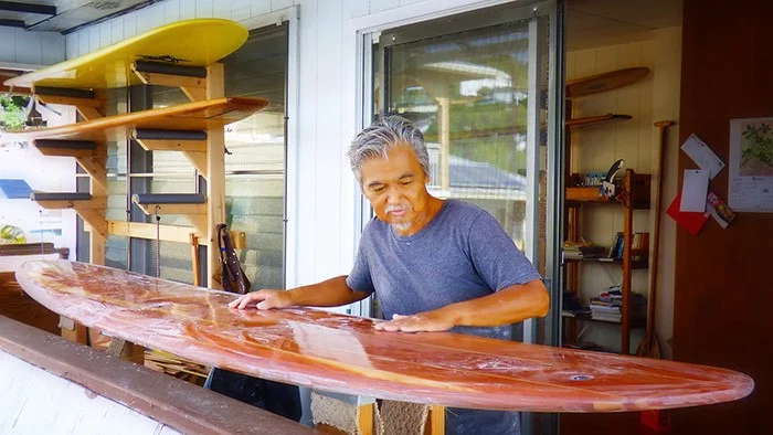 サーフボード制作中の玉野幸也さん、ホノルルで。
