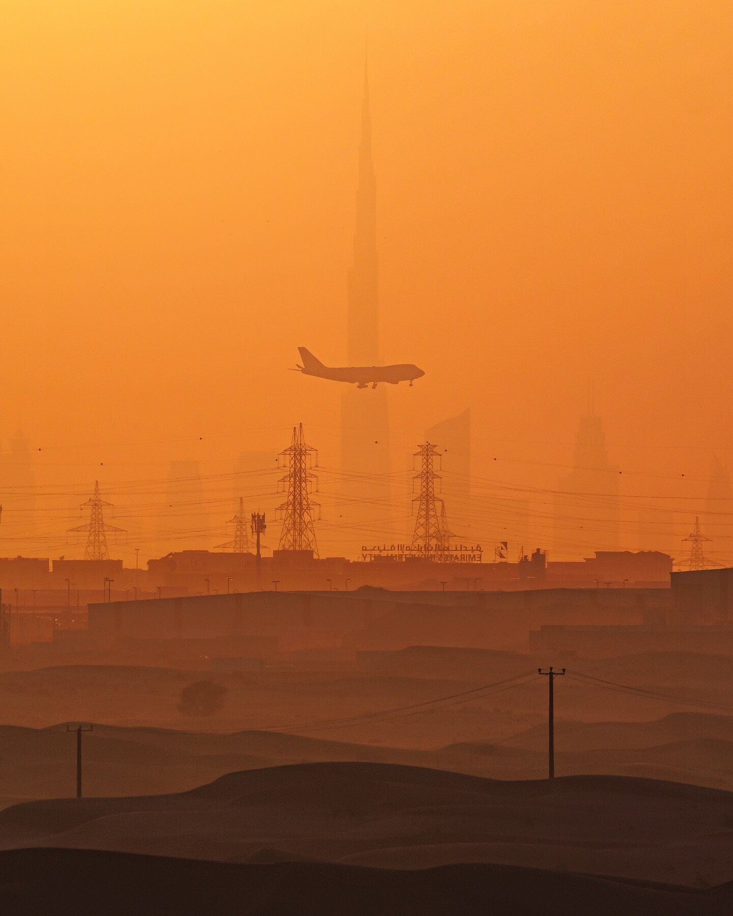 🇦🇪 layers at golden hour.
.
#burjkhalifa #747 #aviation #dunes #layers #dxb #boeing #mydubai #dubai #omsystem