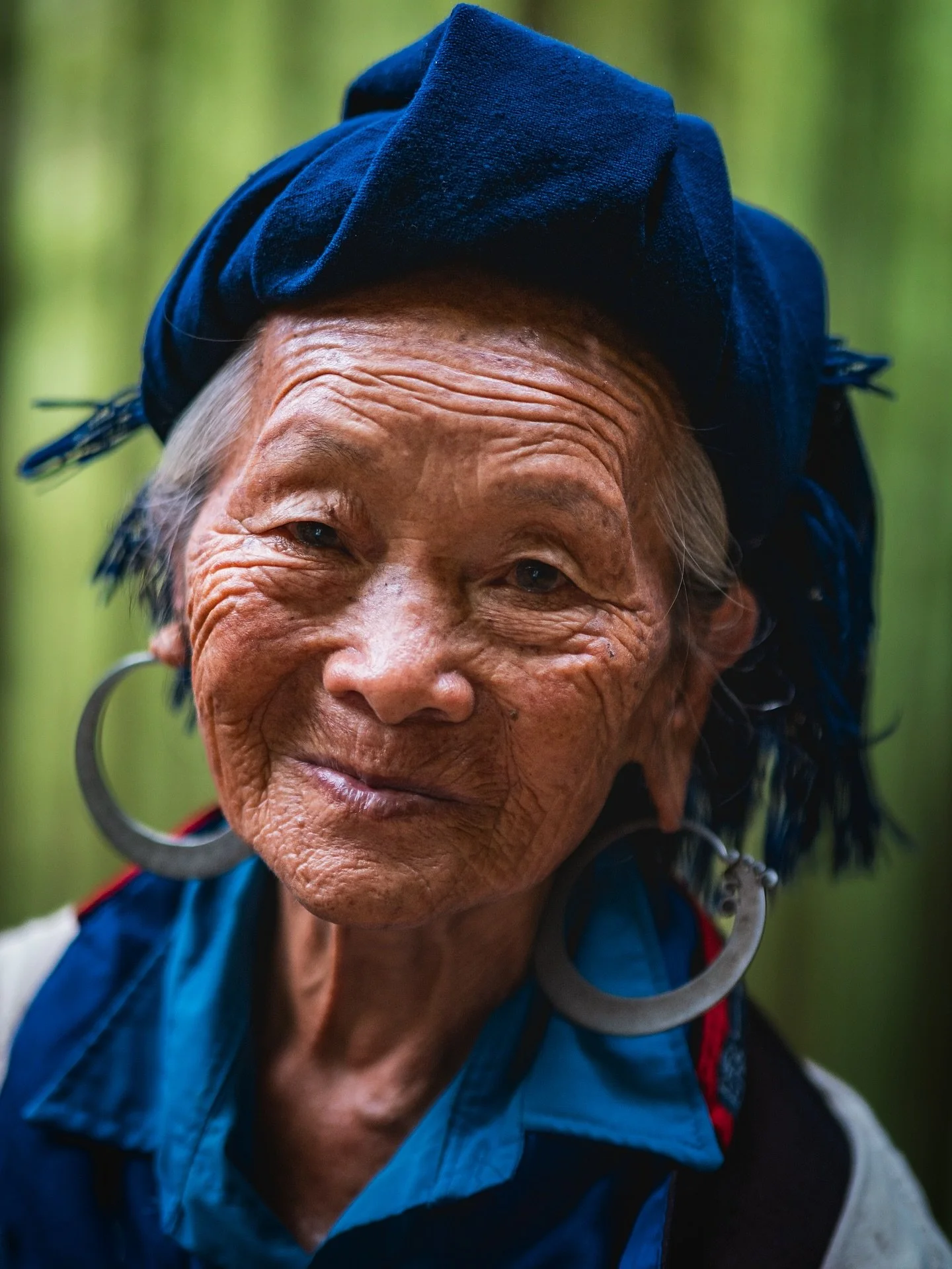 Guardians of the Bamboo forest. I encountered these elderly ladies of the Hmong tribe in Mu Cang Chai, northern Vietnam, where they protect the bamboo forest planted here many decades ago.
.
#mucangchai #bambooforest #vietnam #omsystem
