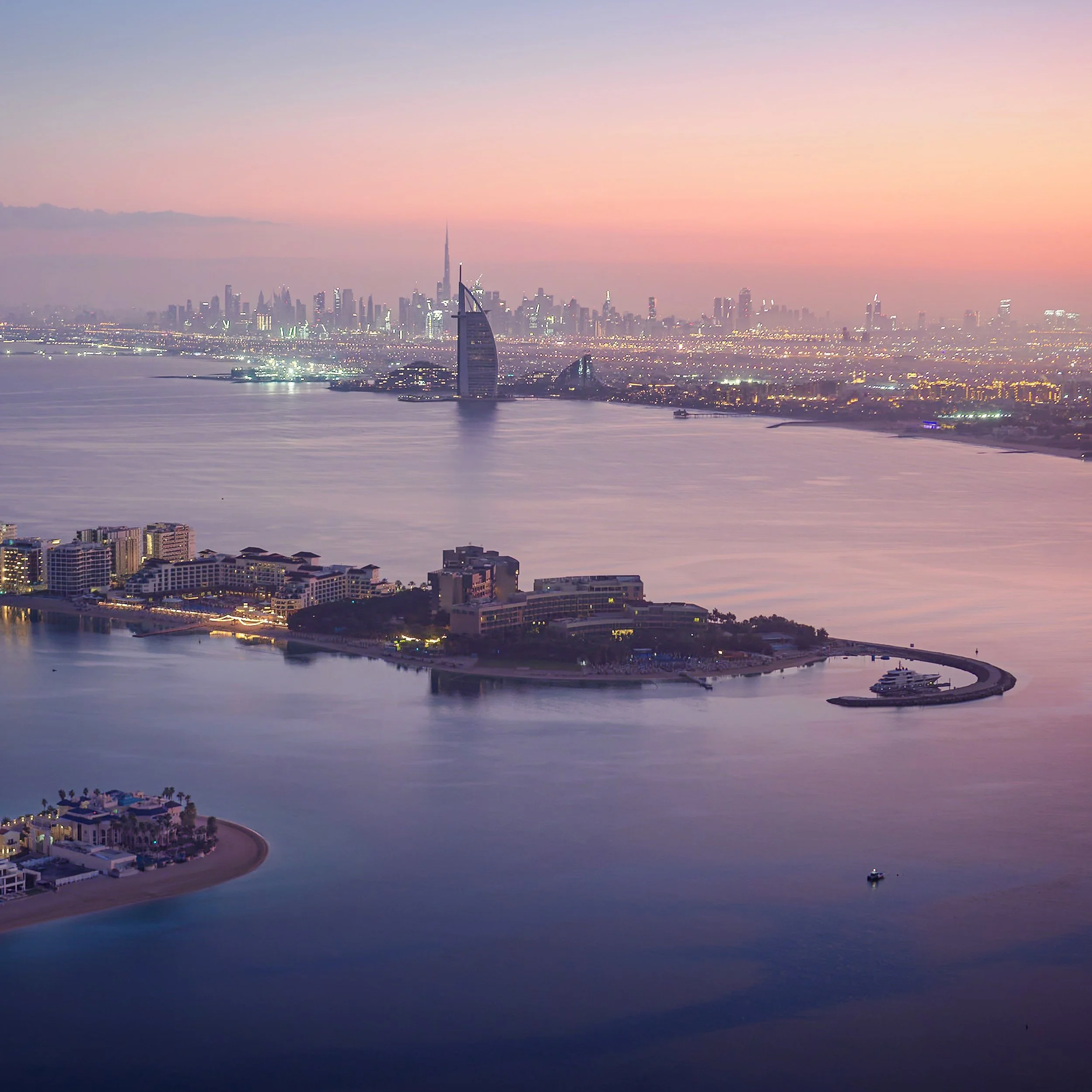 Quiet clear mornings over @mydubai - iconic city. 🏙️ 
Nice morning in the office with @andympics.
.
#dubai