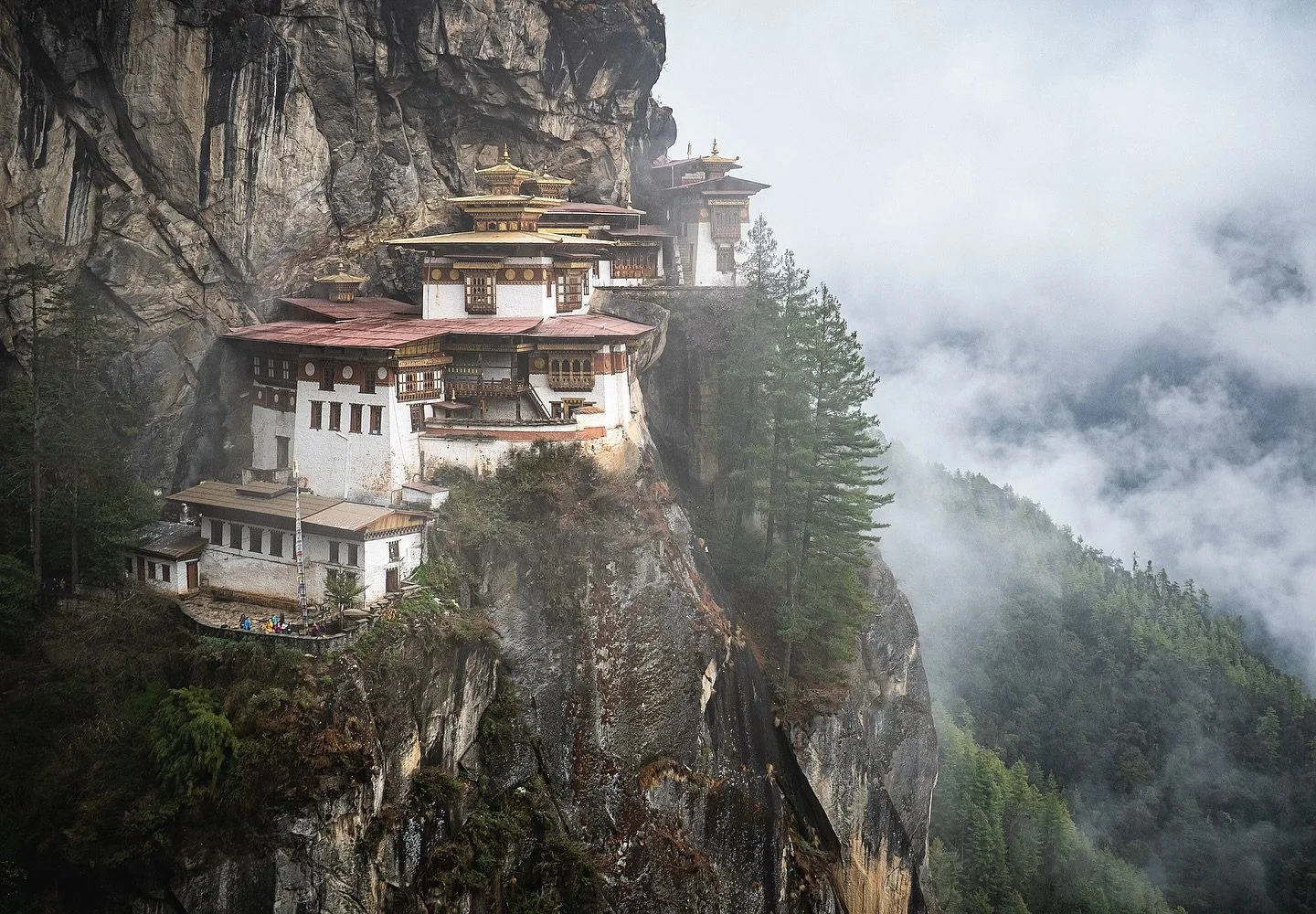 🇧🇹 Series of images from Bhutan&rsquo;s legendary Tiger&rsquo;s Nest, its most iconic temple complex at an altitude of over 3000m. Full story of my trip to the enigmatic mountain Kingdom on my blog.
.
#bhutan #tigersnest #omsystem