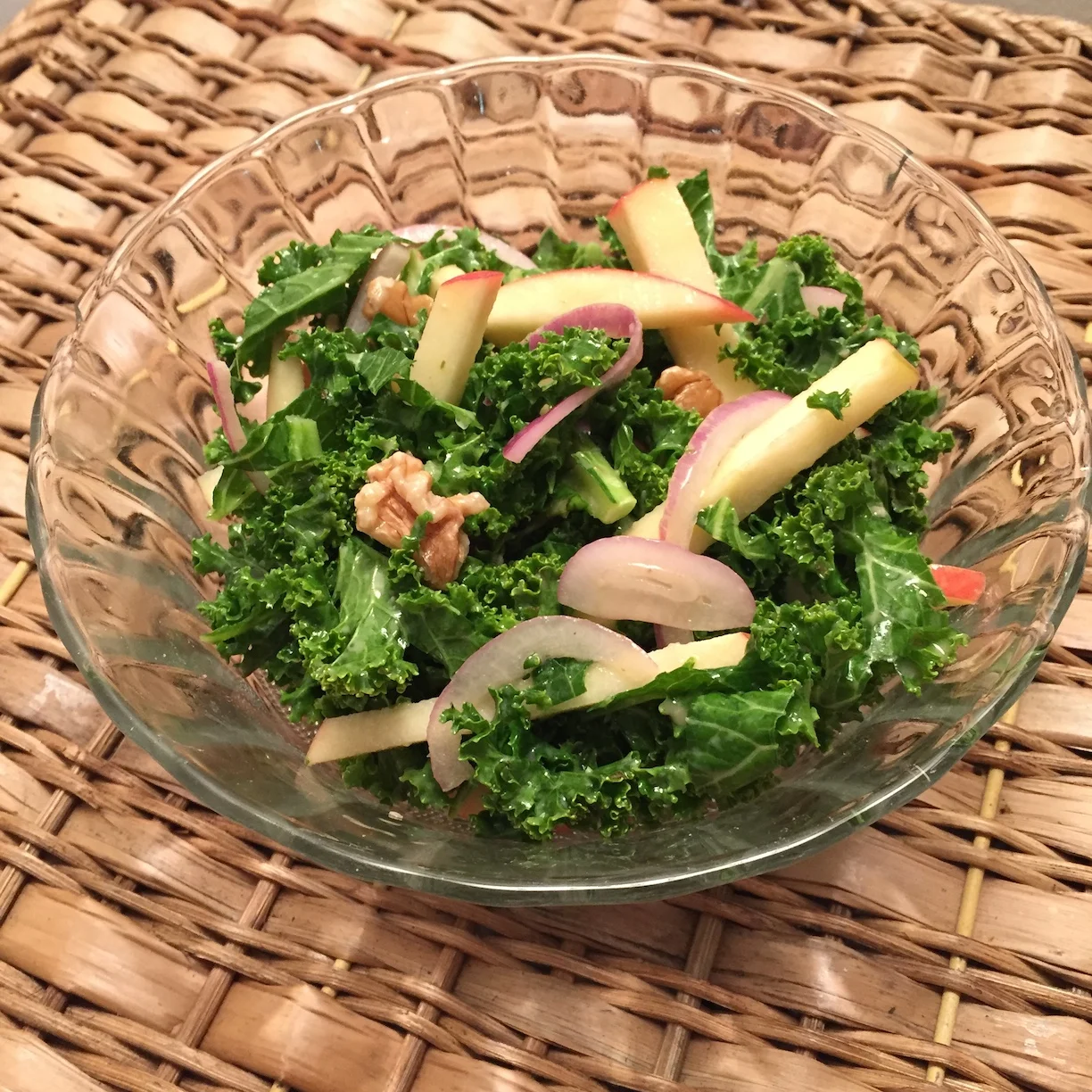 KITCHEN CURATIONS: KALE AND APPLE SLAW