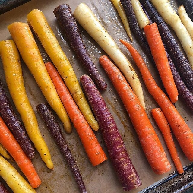 These ROASTED CARROTS are a staple in my batch-cooking repertoire and never disappoint! They are FULL OF FLAVOR, pack a major NUTRITIONAL PUNCH, and are BEYOND EASY to make! Full recipe is up on the website &mdash; link in bio! ☝🏻