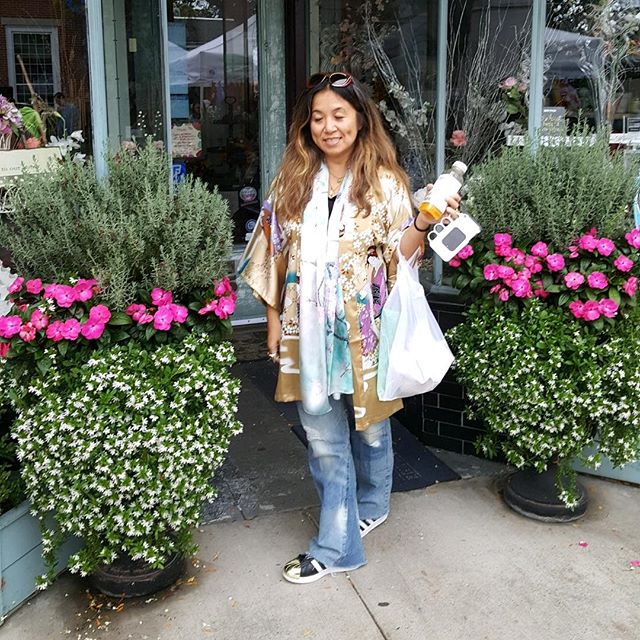 Had a fun day at the street fair today and love my new scarf and kimono ❤️ thanks @dezabeldezabel #stylistlife #kimonojacket #ontrend #sundayfunday #weekendvibes #fashionover40 #fashionaddict #influencer