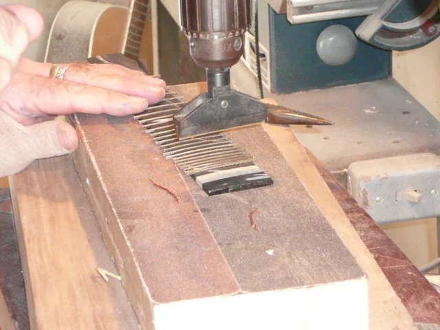  Pressing frets 