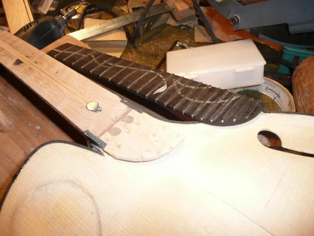  Fingerboard extension 