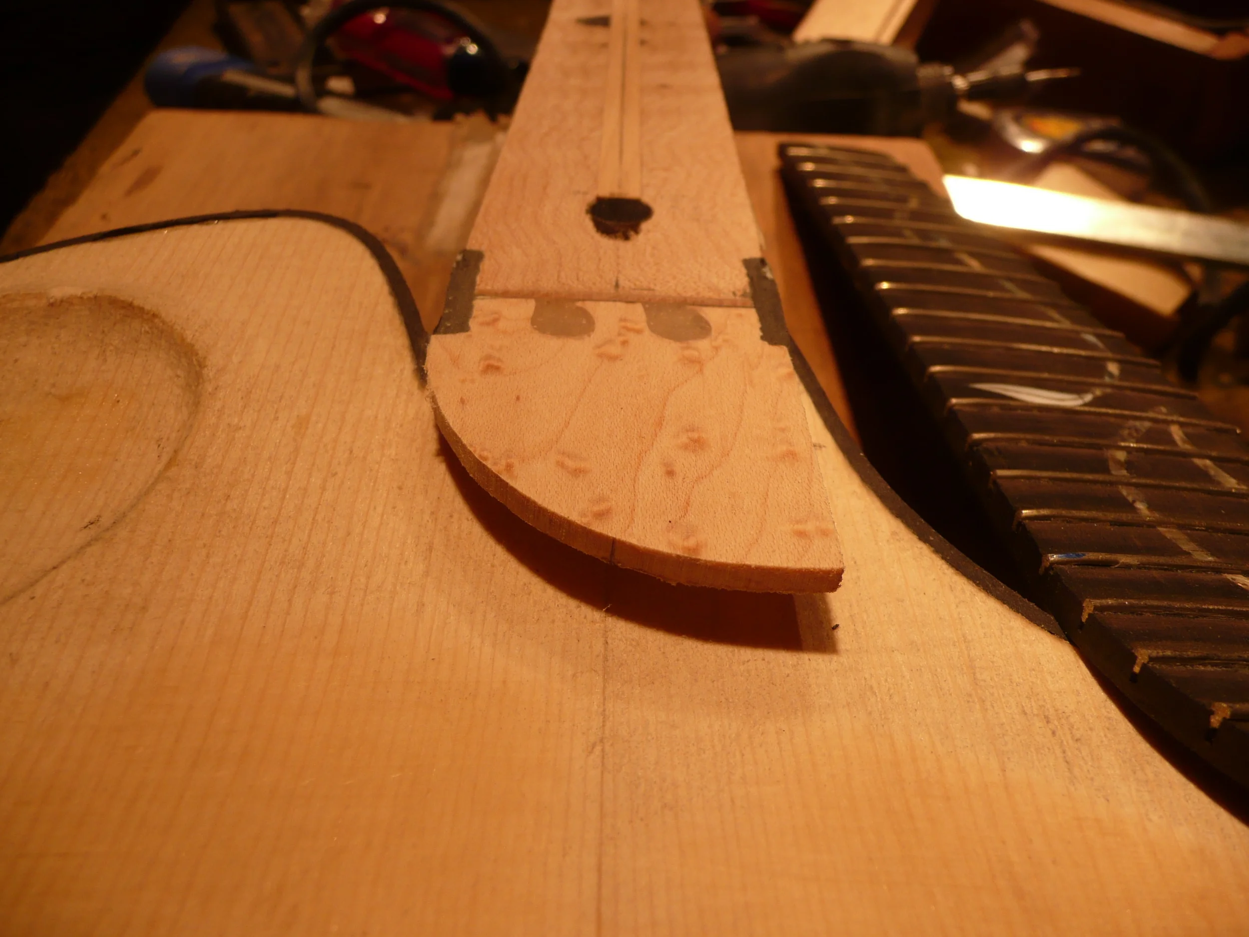  Fingerboard extension 