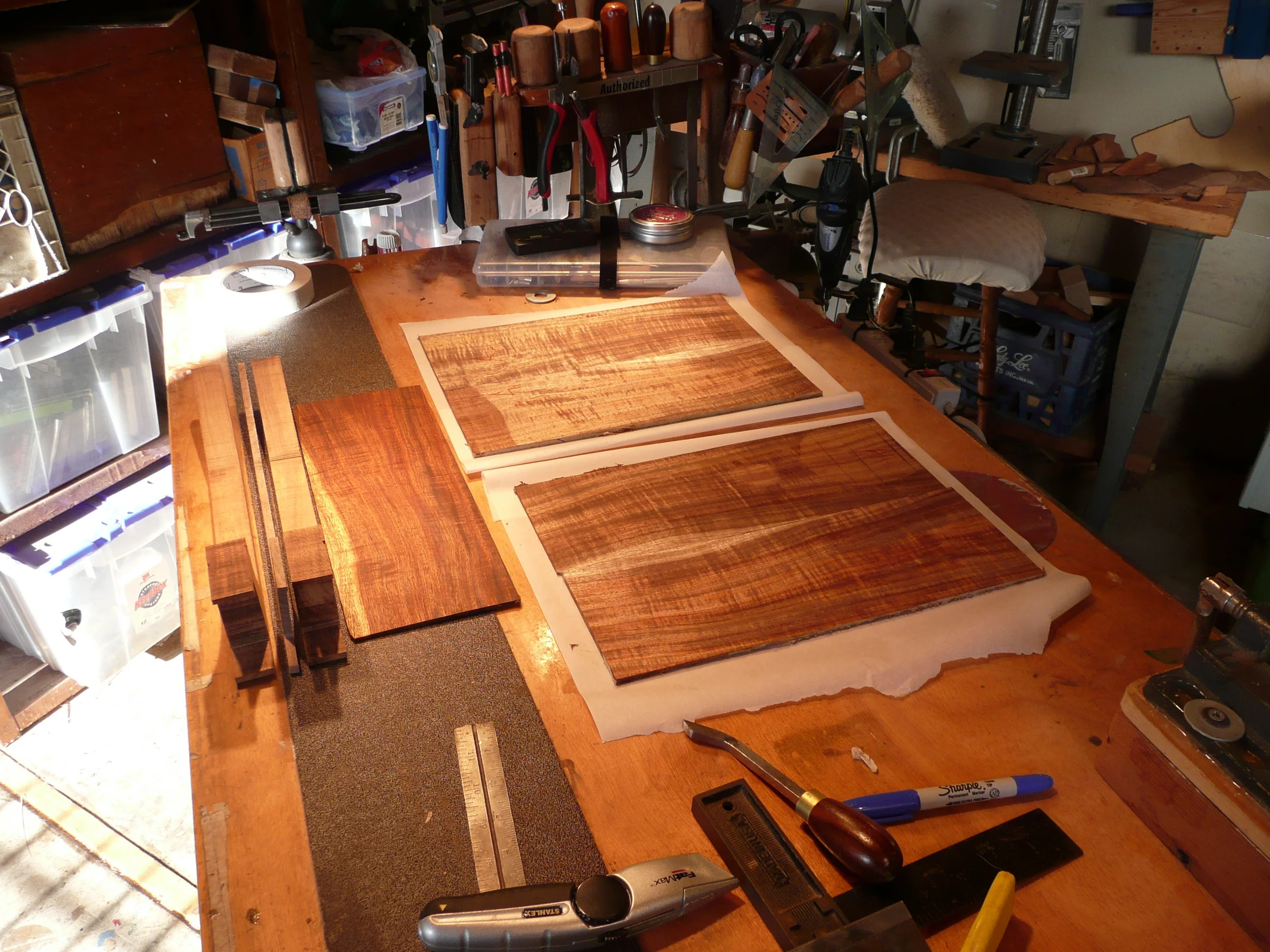  Neck, headstock veneer, book-matched front and back 