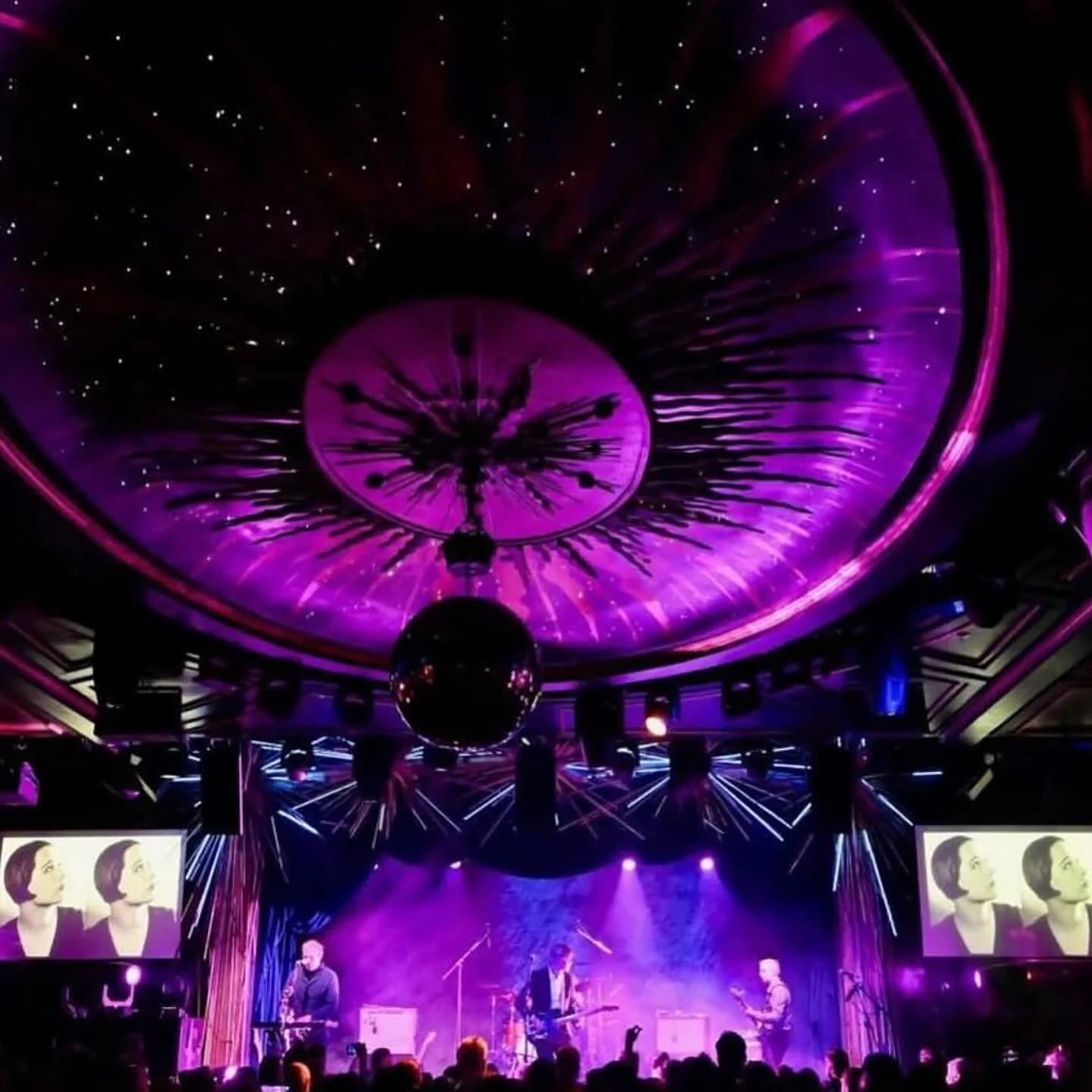 New York City! We look forward to returning this holiday on Sat Dec 6 at Sony Hall w/ @brian_tighe_songs ❤️💚 hope you&rsquo;ll join us 📷 @blackfrances