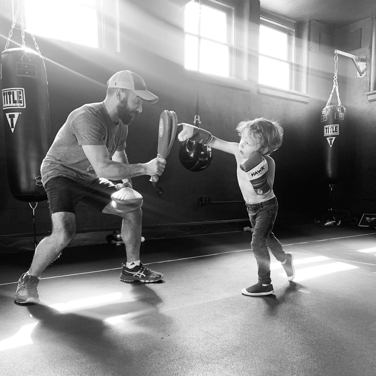 Clive learning the cross today! 
Only 4 years old and learning so much about focus, breathing and discipline in this chaotic world! He&rsquo;s gonna be a champ!
#boxing #boxinggym #boxingtraining #martialarts #discipline #wayofthefist #batman