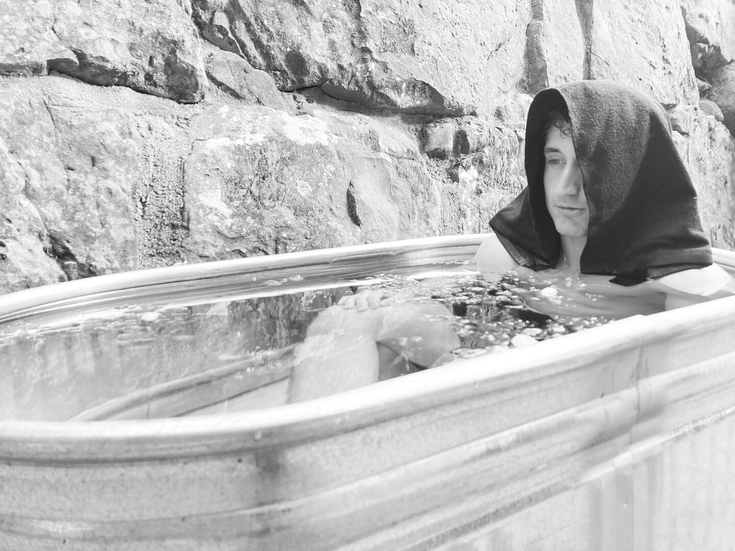 A Jedi in training. The cold weather doesn&rsquo;t stop us here! 50&deg; Ice bath with @_.neumann._ today after 10 rounds.
#boxing #icebath #boxingtraining #recovery #inflammationrelief #martialarts #starwars #boxingdfw