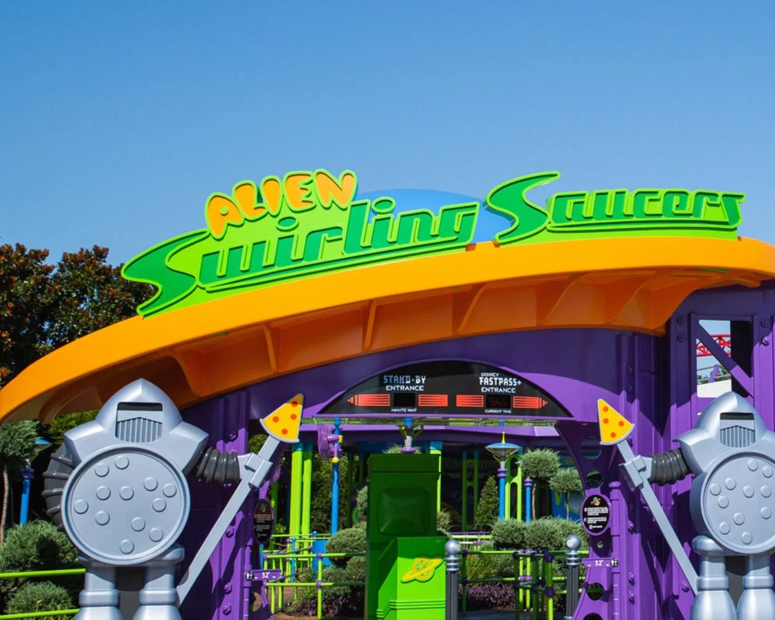 We loved the pizza guards outside. (Photo: Disney)