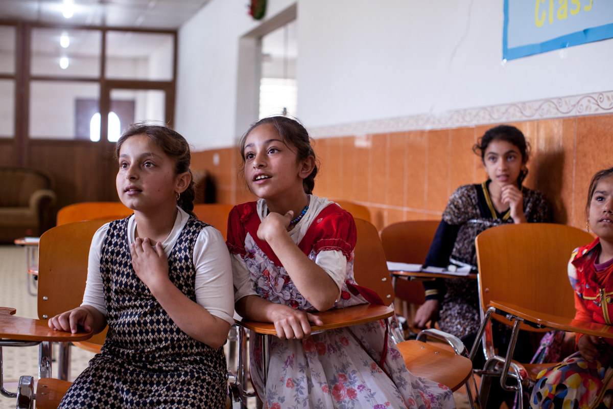  Yazidi girls during English class at local school for the displaced in Diana (2016). 