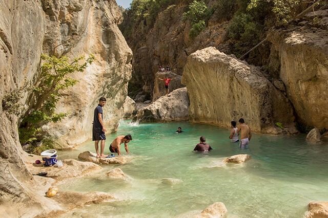 Most consider Iraq dusty, war-torn, and a place no one wants to be. But the crazy thing is, she&rsquo;s beautiful. I was left breathless often.⠀
⠀
Swimming here w my buddy, Trent, was one of those days. That emerald water cuts through the rock &mdash