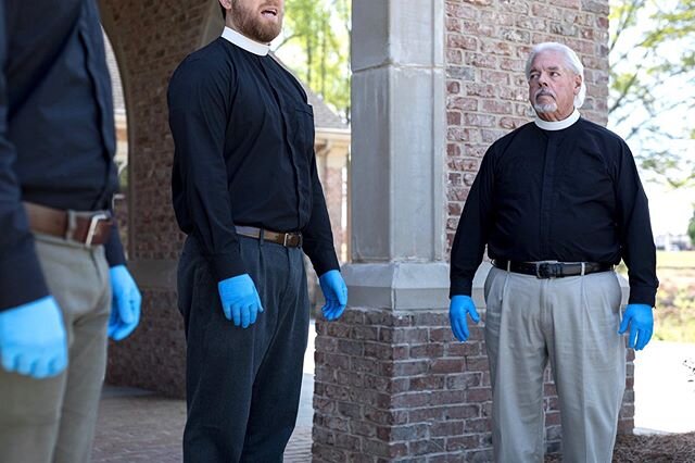 Three Anglican priests and their parish administrator set up in front of Holy Cross Cathedral in Loganville, Georgia Thursday before Holy Week 2020 to distribute pre-consecrated communion wafers and palm branches to parishioners curbside.⠀
⠀
For the 