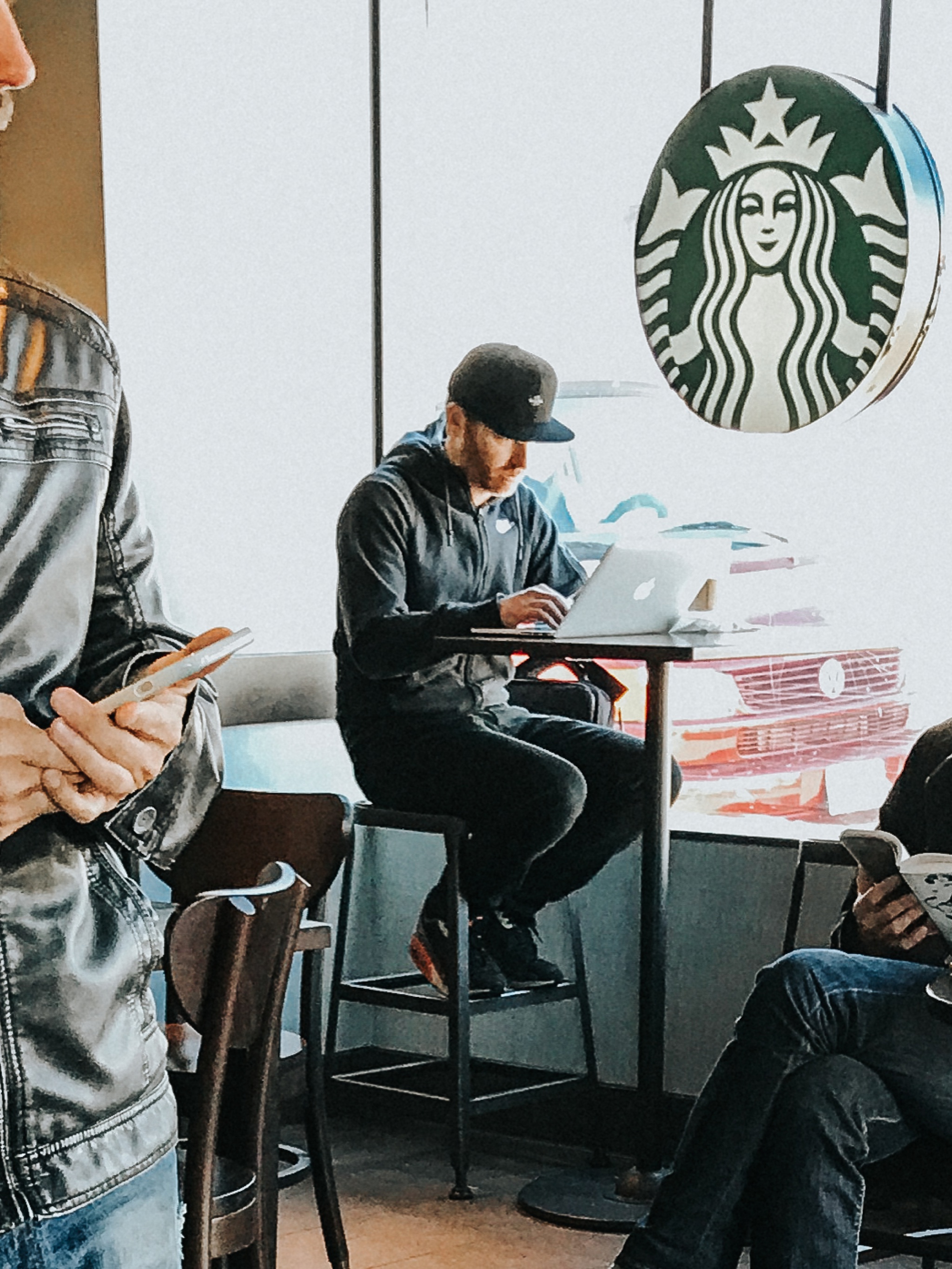 CELEBRITY SIGHTING!! I stopped for coffee at Starbucks in Venice Beach and saw Jesse Tyler Ferguson (from Modern Family) enjoying a coffee in the window. Grabbed a sneaky pic but left him alone.