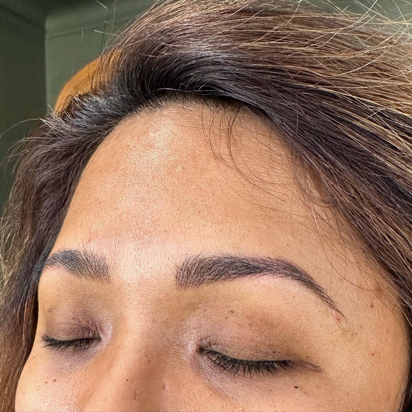 Luxe Soft Brows is a technique where hair-like strokes are created to look like your natural brow hair. This is a great way to fill in the sparse areas for more definition and fullness.