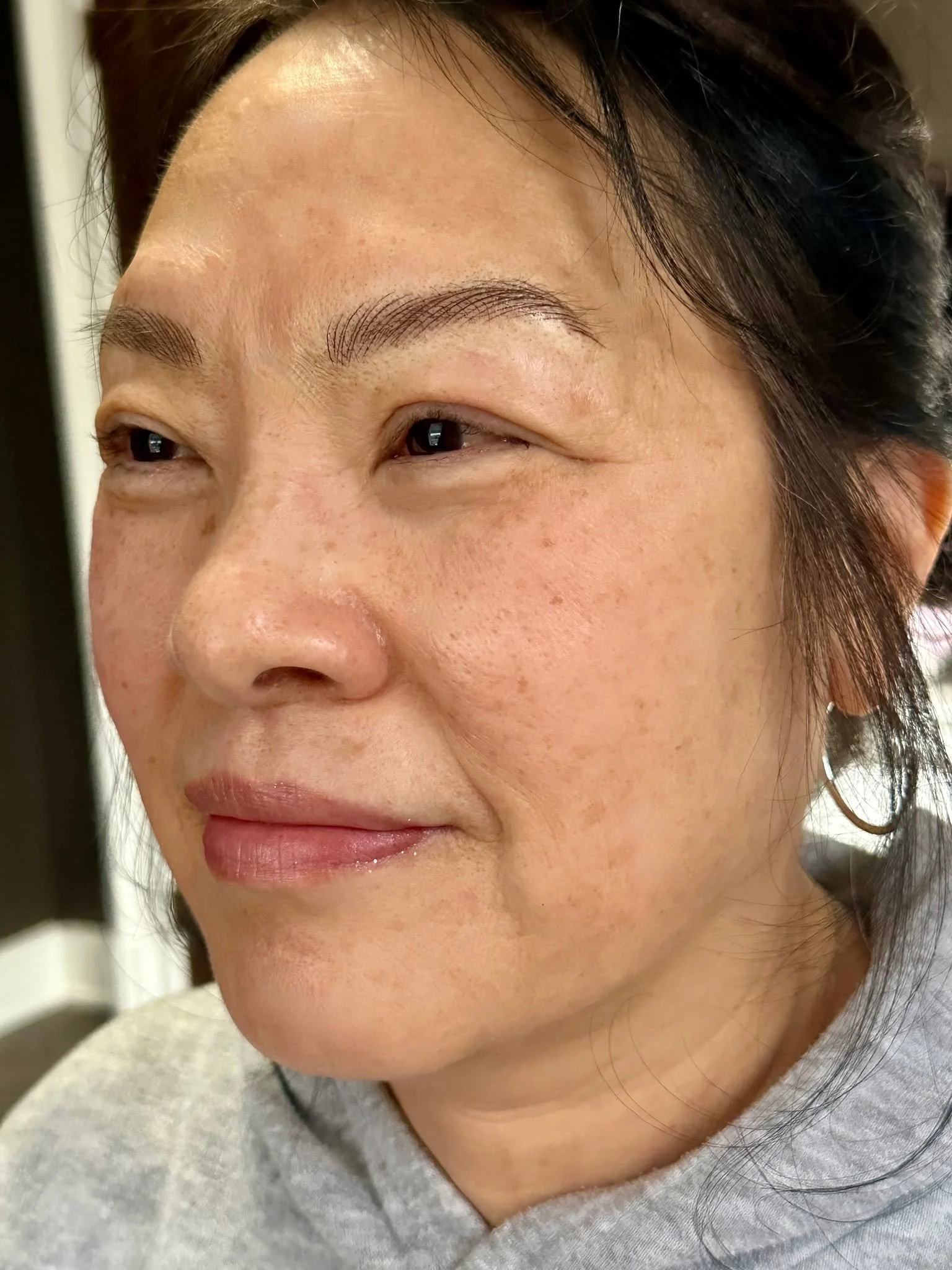 Microblading vs. Nano Brows &mdash; what's the difference? 👇
Microblading uses a blade to make small cuts in the skin. Nano brows use a single ultra-fine needle. No cuts, no scraping to deposit pigment in soft precise hair strokes.
The result? More 