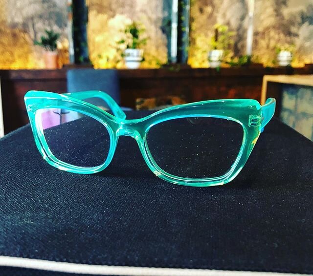 Apple 🍏 eyes cats eyes by @kirkandkirk Colour your world Happy! #scoogle #greenglasses #catseye