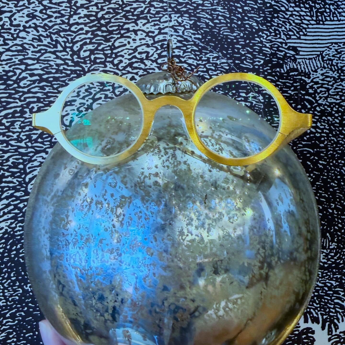 All that glitters ✨ @theoeyewear