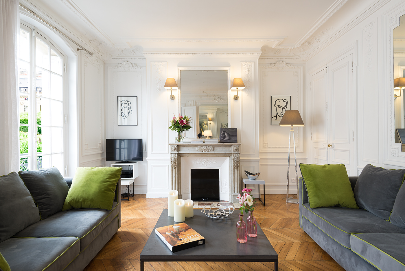 Image 2 : En exposant pour l'intérieur, la face interne des fenêtres perd en détails en raison du fort halo lumineux. Le reste de la pièce est correctement exposé.