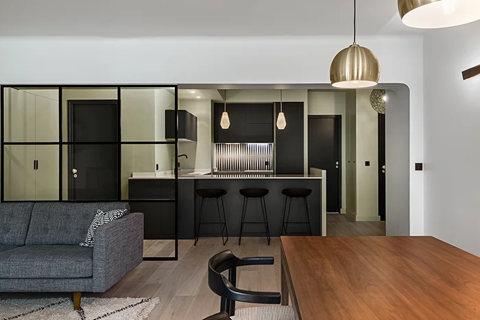 Rendu professionnel : composition et cadrage travaillés, respect des couleurs, mise en valeurs des textures, apport de lumière pour rendre la transparence de la vitre.