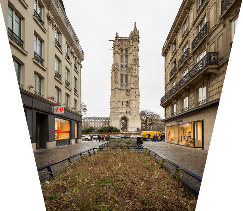 Le redressement des verticales en post-production étire l'image avec comme conséquences une détérioration de la qualité de l'image et la déformation des bâtiments qui semblent se tasser.