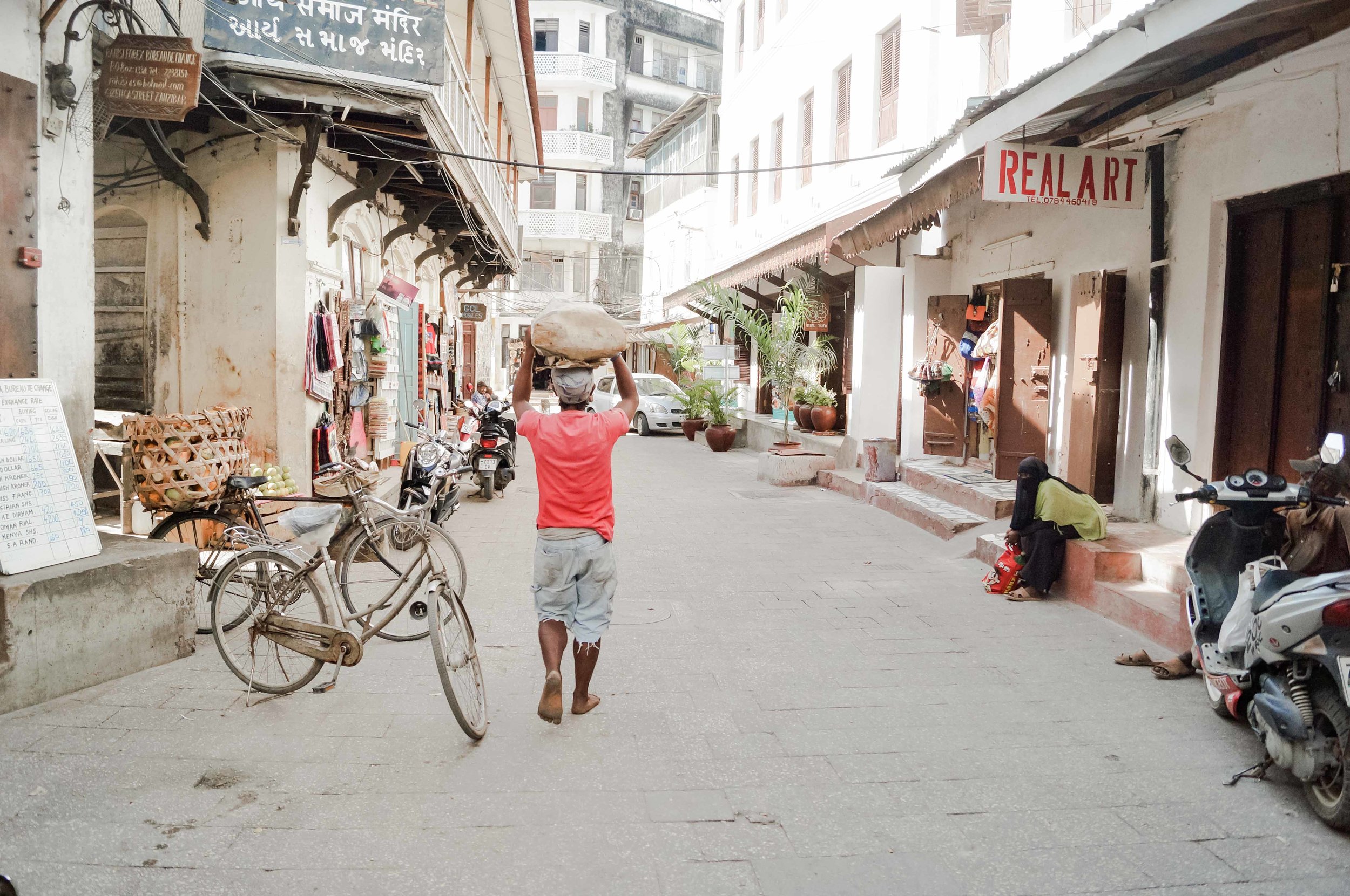  The heart of Stone Town mostly consists of a maze of narrow alleys lined by houses, shops,&nbsp;bazaars&nbsp;and&nbsp;mosques. Since most streets are too narrow for cars, the town is crowded with&nbsp;bicycles&nbsp;and&nbsp;motorbikes.&nbsp; 