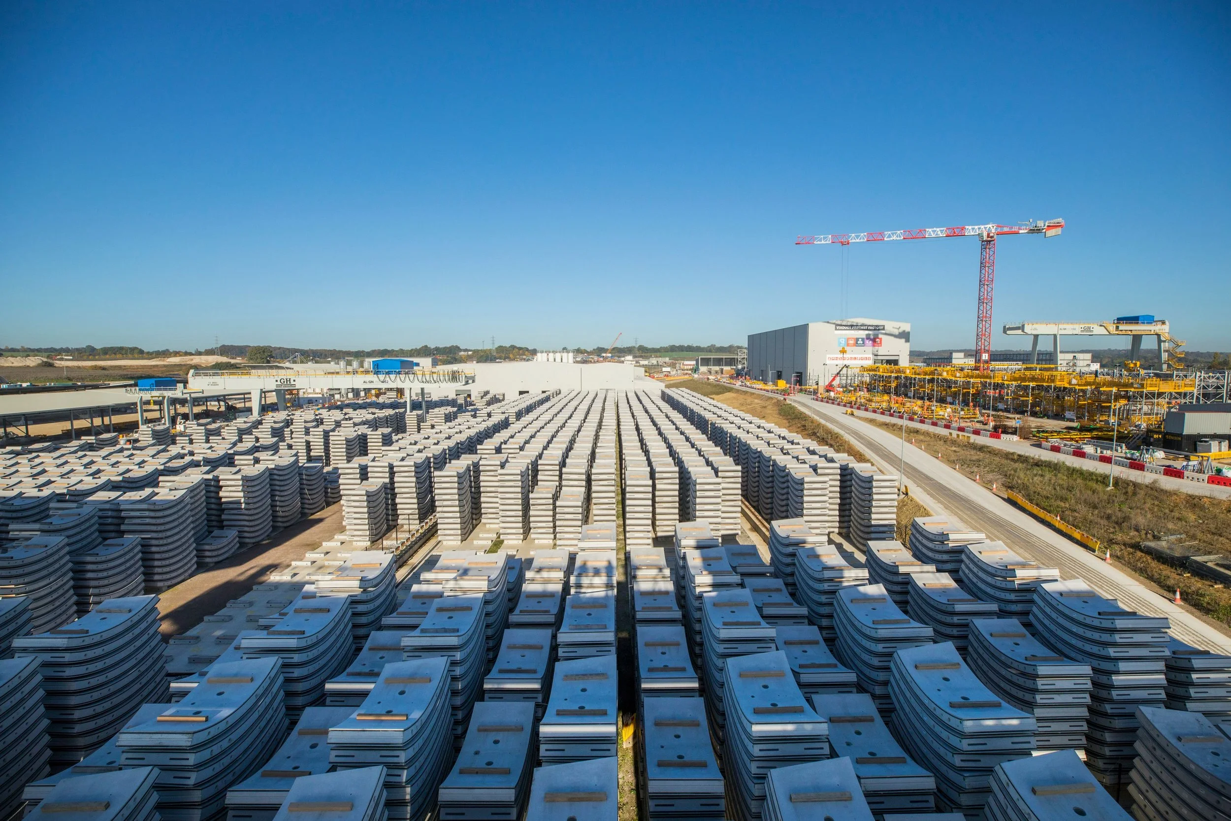  Segments that line the Chiltern Tunnel were produced on site at the South Portal in temporary pre-cast factories. Each segment weighed up to 8 tones. 112,000 segments were needed to build the Chiltern Tunnel. 
