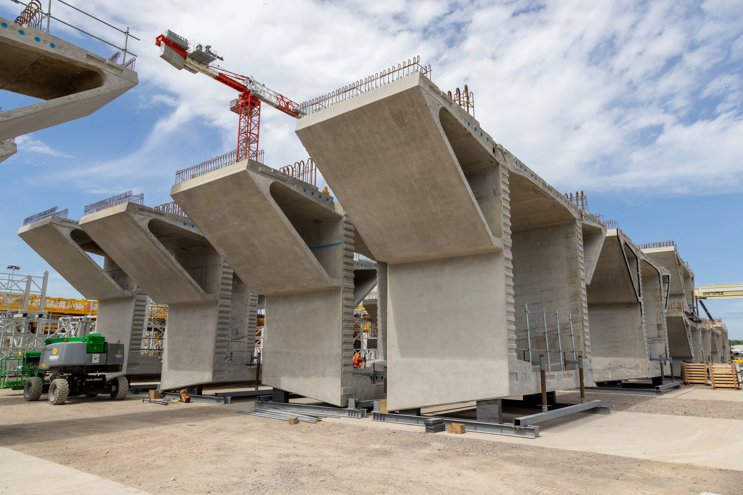  Viaduct deck segments were made using a ‘match-casting’ technique – where each segment was poured against the previous one, ensuring the whole deck fitted perfectly when assembled on the piers. 