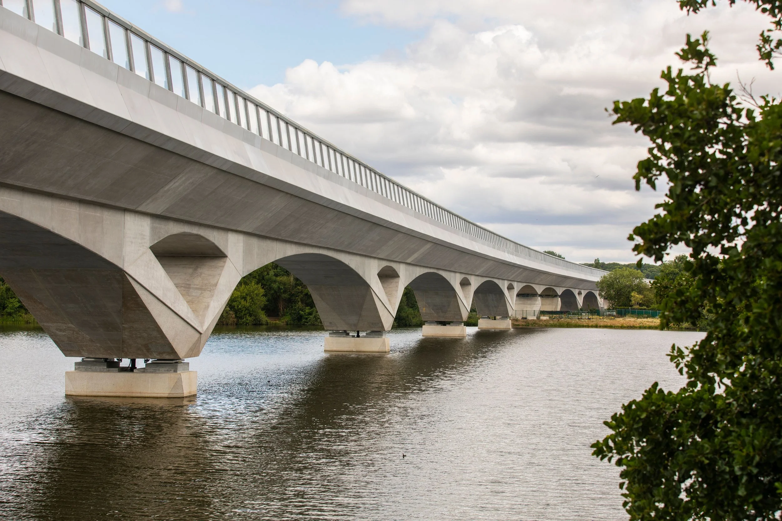  The bridge design, inspired by a stone skipping across the water, features elegant spans up to 80 meters long, blending beautifully into the landscape. 