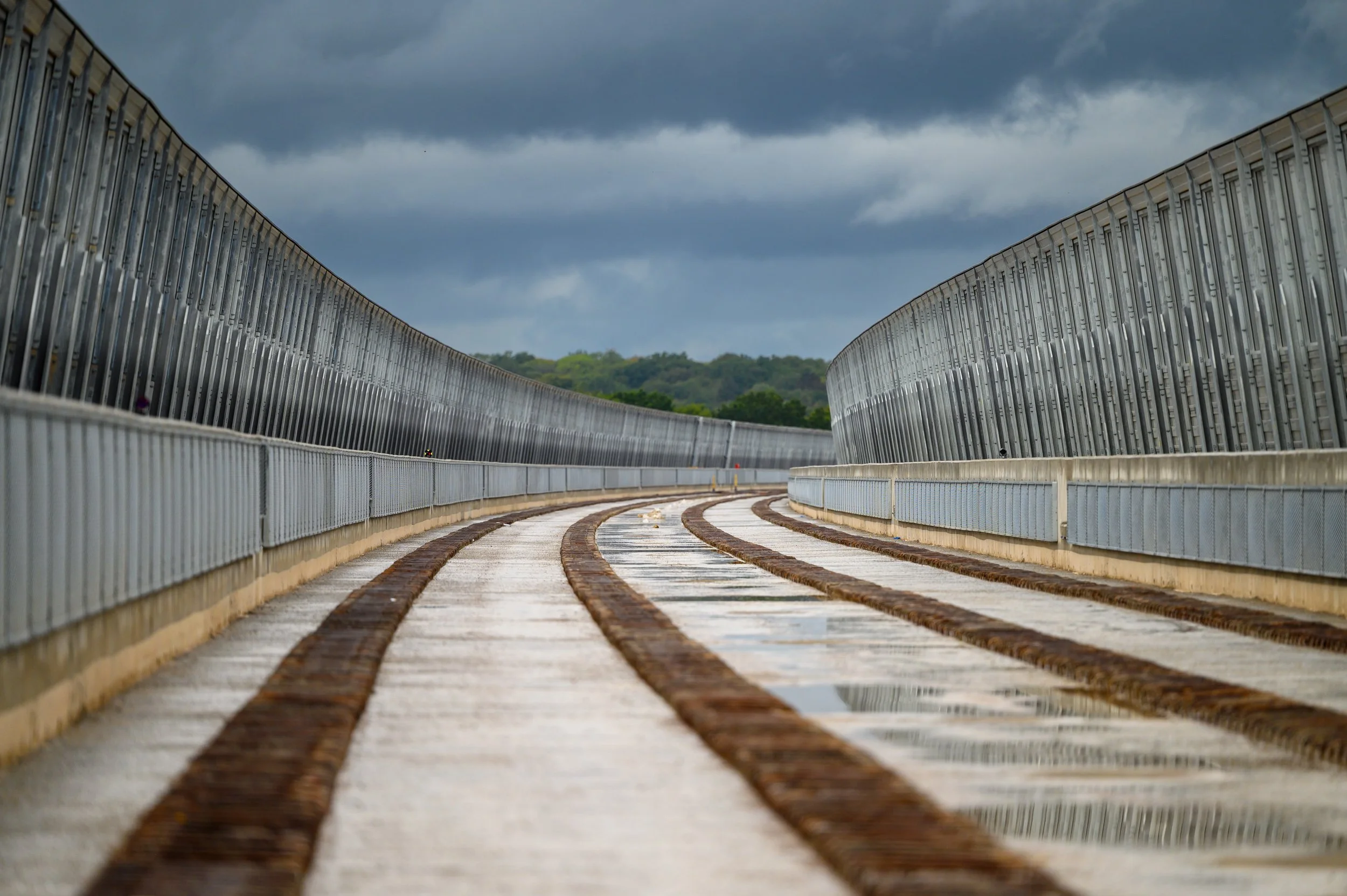  Colne Valley Viaduct Finishes works began in 2023 and included installation of the robust kerb with over 3,600m3 of concrete poured, the installation of 1514 parapets, the high-performance waterproofing membrane protected by a 100mm thick steel fibr