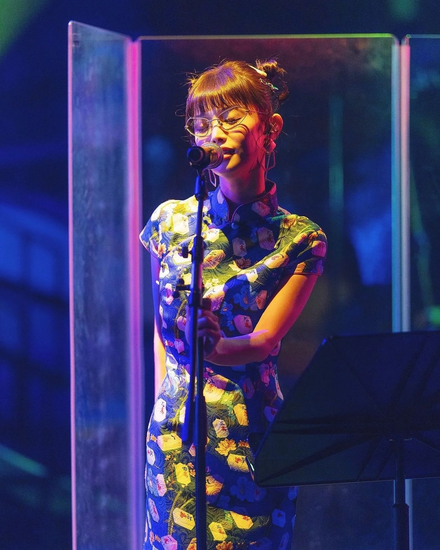 Makeup & Hair for 👧🏻 @julie_official6881 🪩🪄
YMO Reimagined in HONGKONG day 2
@asocietyofficial @freespacewestk @music.westk @yimingoriental 
MUA: Hana @hana.makeup.hk
Hair: Ruby @hana.makeup.studio.hk
Photo @musicsurveillance @chaurism 
Musi