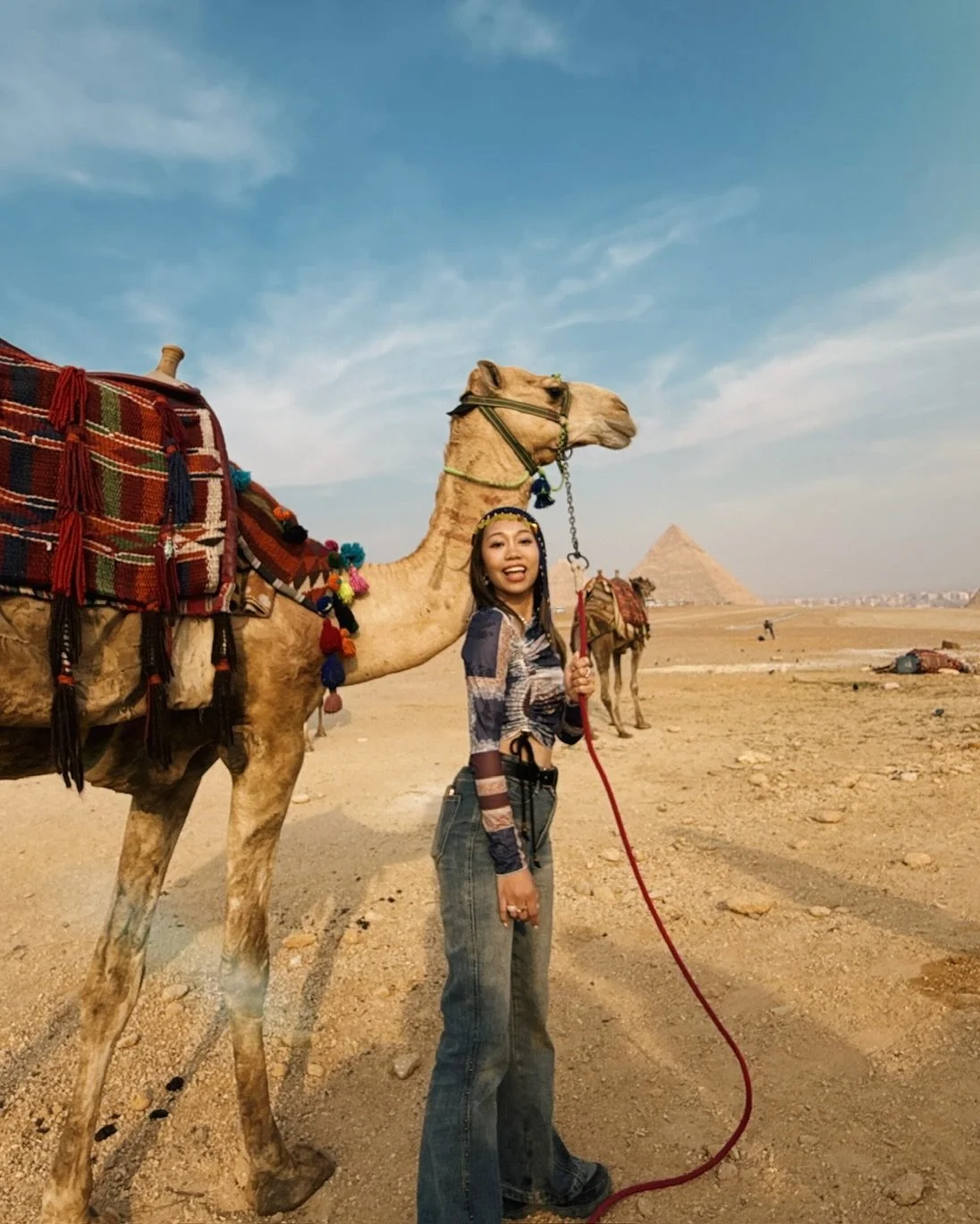 從小就對埃及古文明感興趣 🇪🇬
今年終於到達這個一直想去的國家🥹

我們在埃及第一個近距離看到的是「階梯金字塔」
距離現今4600多年金字塔早期建築的形式
是埃及第一座金字塔，當時看到已經覺得很震撼！
看到胡夫金字塔（最高金字塔）更驚嘆😭
實在難以想像4000多年前的人
如何不使用機器，興建現今大概50多層樓高的金字塔

遇到金字塔內部有熱心伯伯幫忙拍照
但原來最後照片全部對唔到焦😂

還有⋯ 駱駝 🐪很可愛

#相機拍不到的震撼 🥲