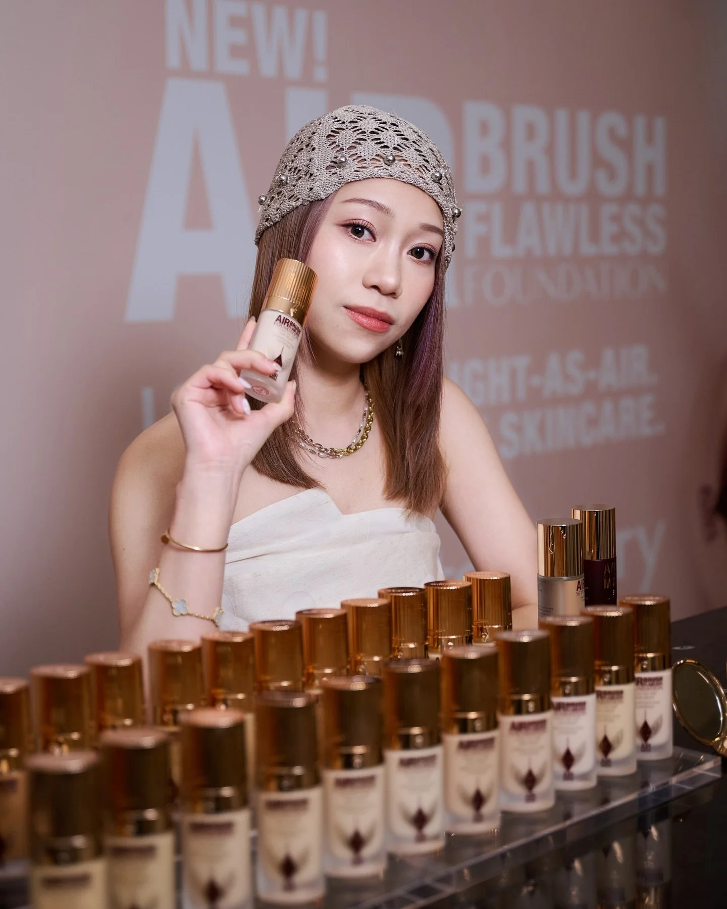 「 #NEXTGEN粉底 」@charlottetilbury
新生代追求極致自然輕盈的底妝，同時保持中至高遮瑕度，更改善粉底氧化暗沉🌟😍

Thank you to Global Lead Pro Artist @tamzinmua for demonstrating the new @charlottetilbury #NextGenFoundation for us.

⚫ NEXT GEN 質地: 猶如羽感般柔滑奶霜質地

⚫ NEXT GEN 妝感：磨皮透光零瑕疵 &mdash; 